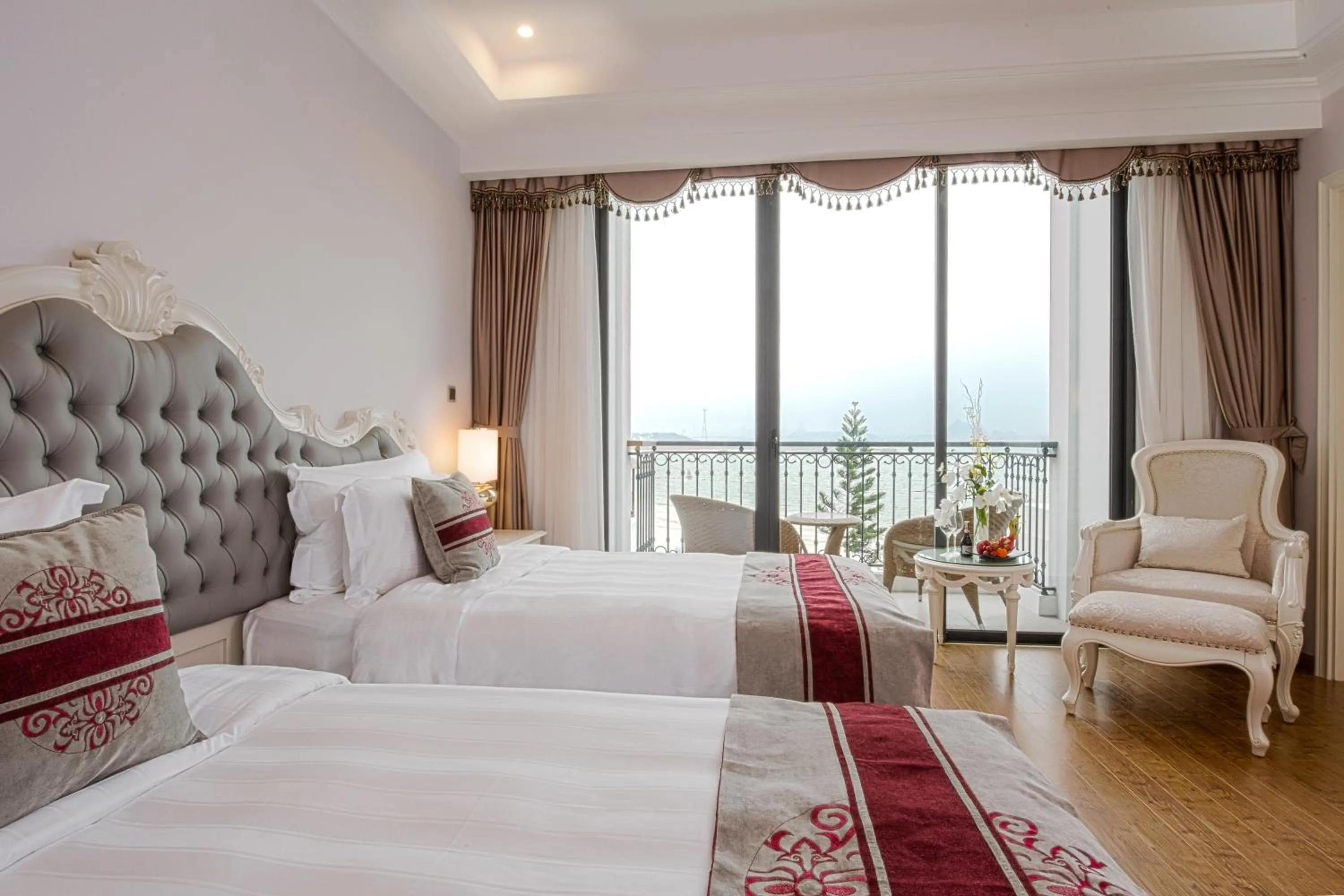 Bed in Vinpearl Resort & Spa Ha Long