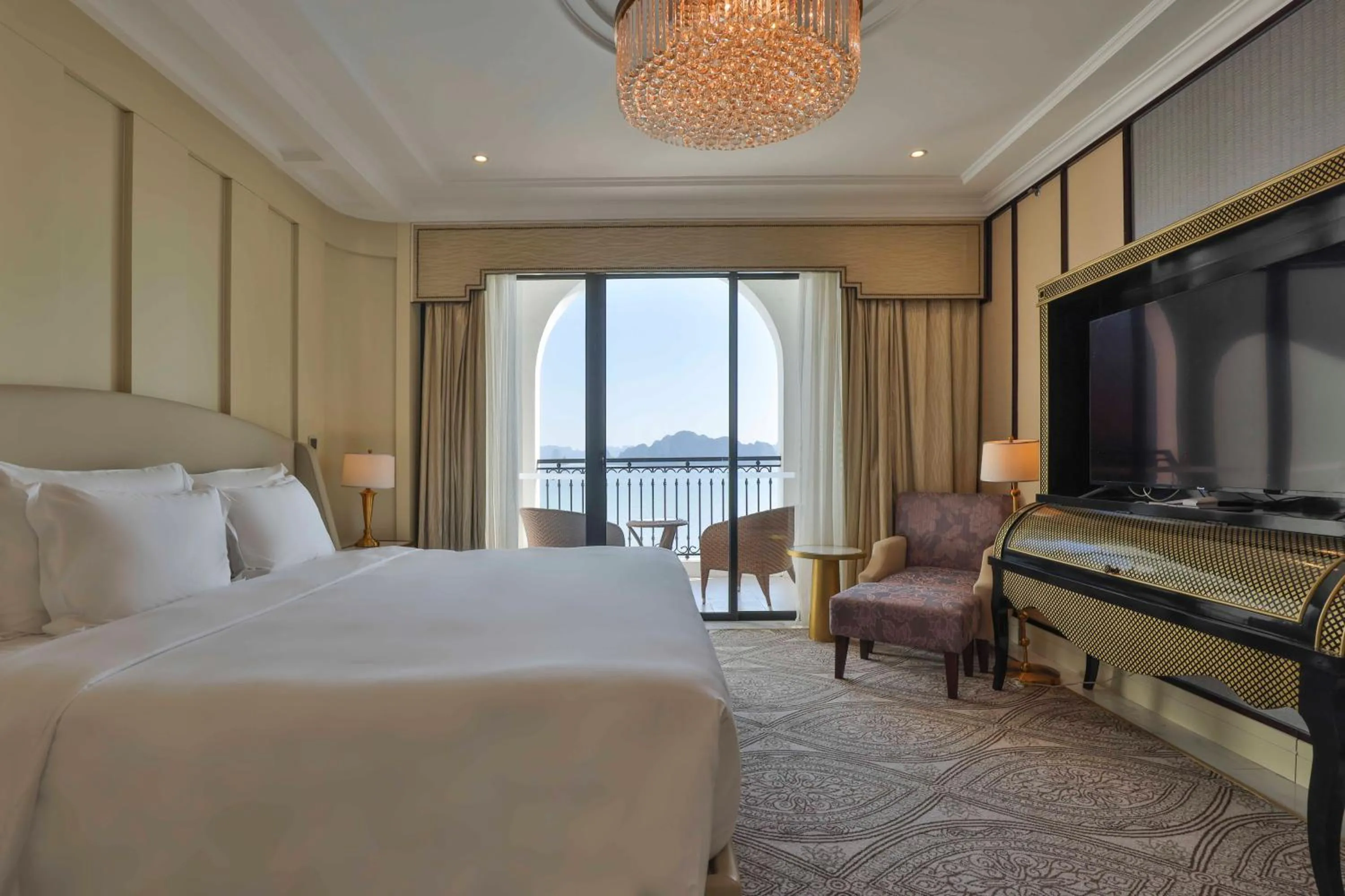 Bedroom, Bed in Vinpearl Resort & Spa Ha Long