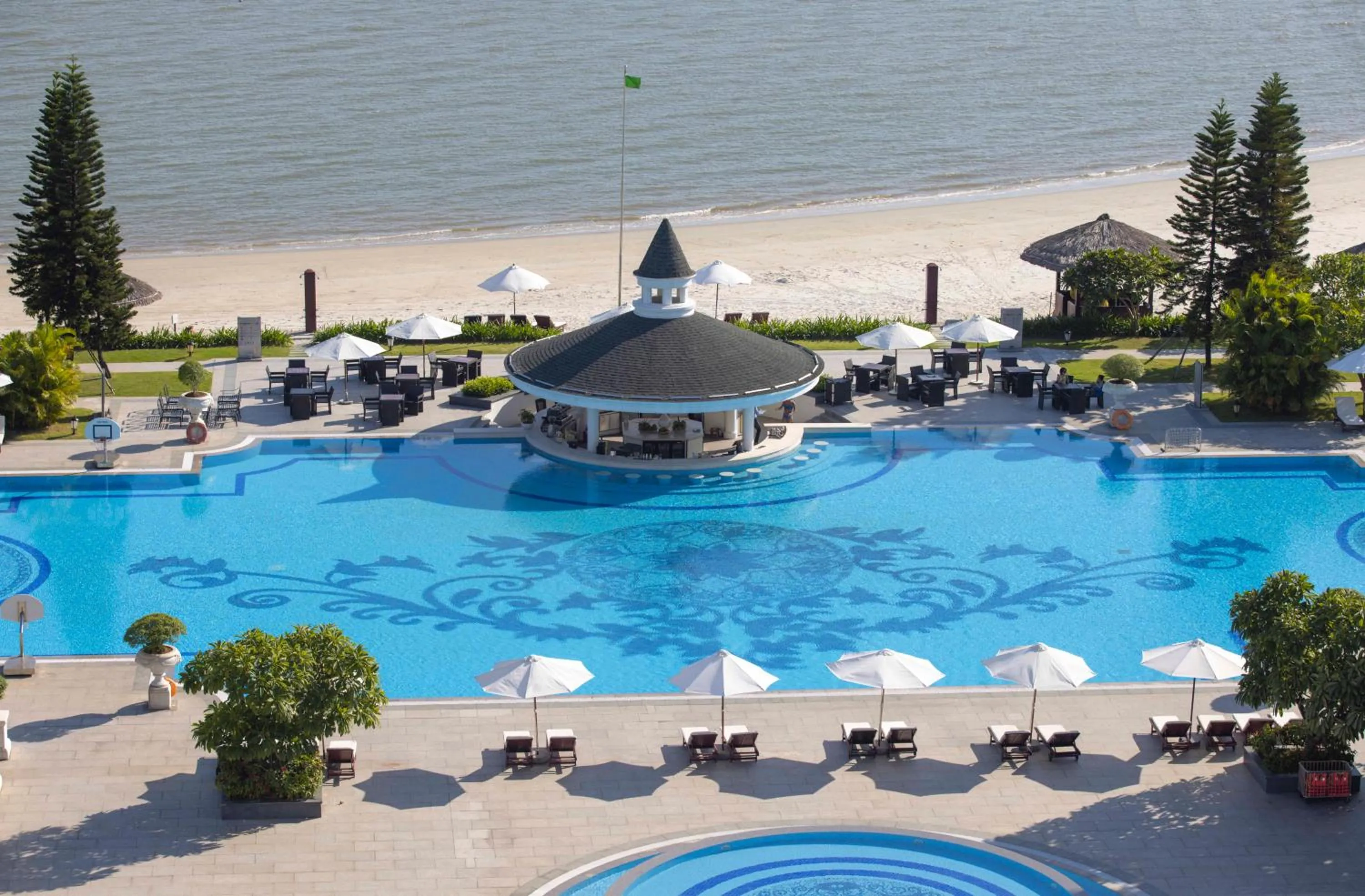 Swimming pool in Vinpearl Resort & Spa Ha Long