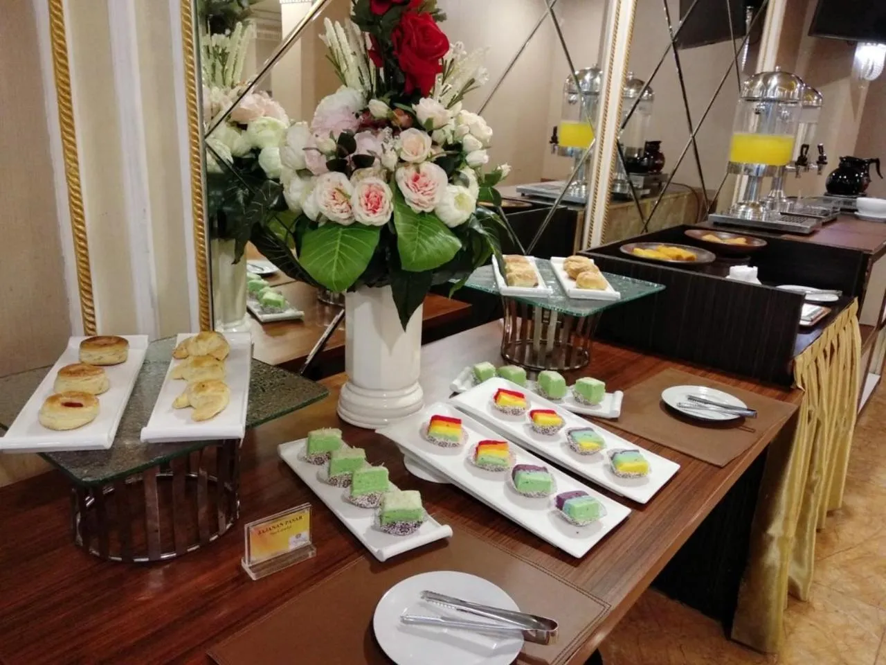 Restaurant/places to eat in Olympic Hotel