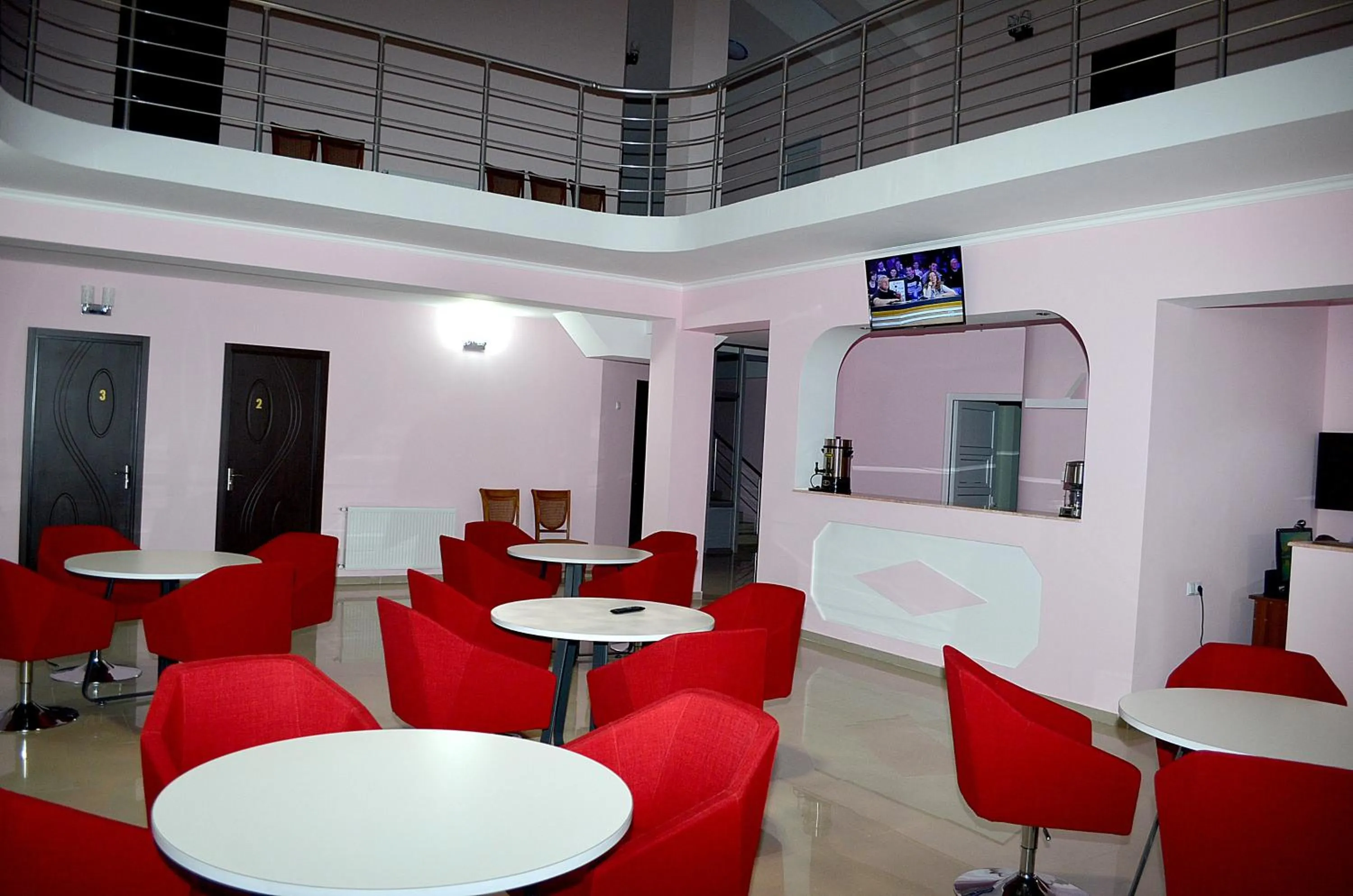 Communal lounge/ TV room in Hotel Okriba