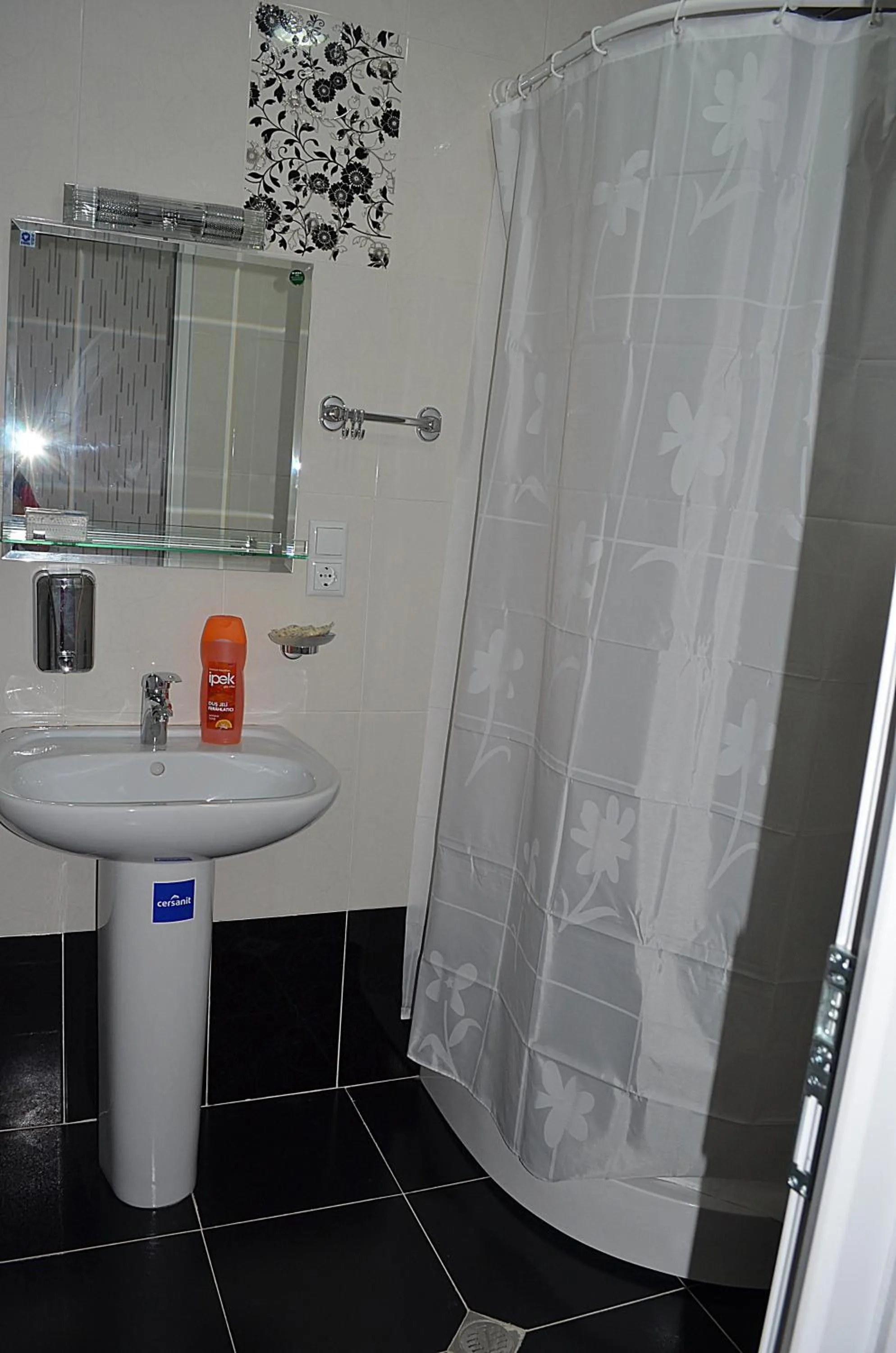 Bathroom in Hotel Okriba