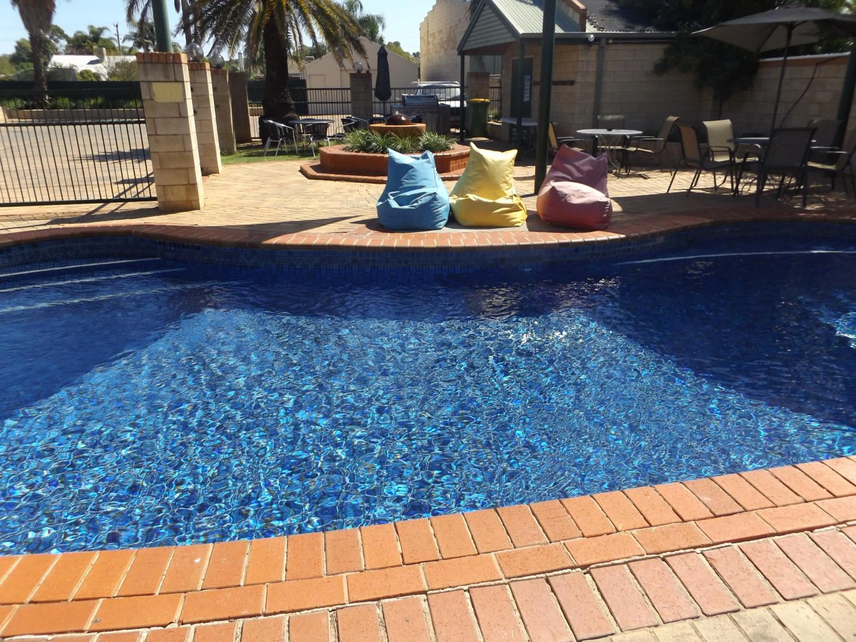 BBQ facilities, Swimming Pool in Mulwala Paradise Palms Motel