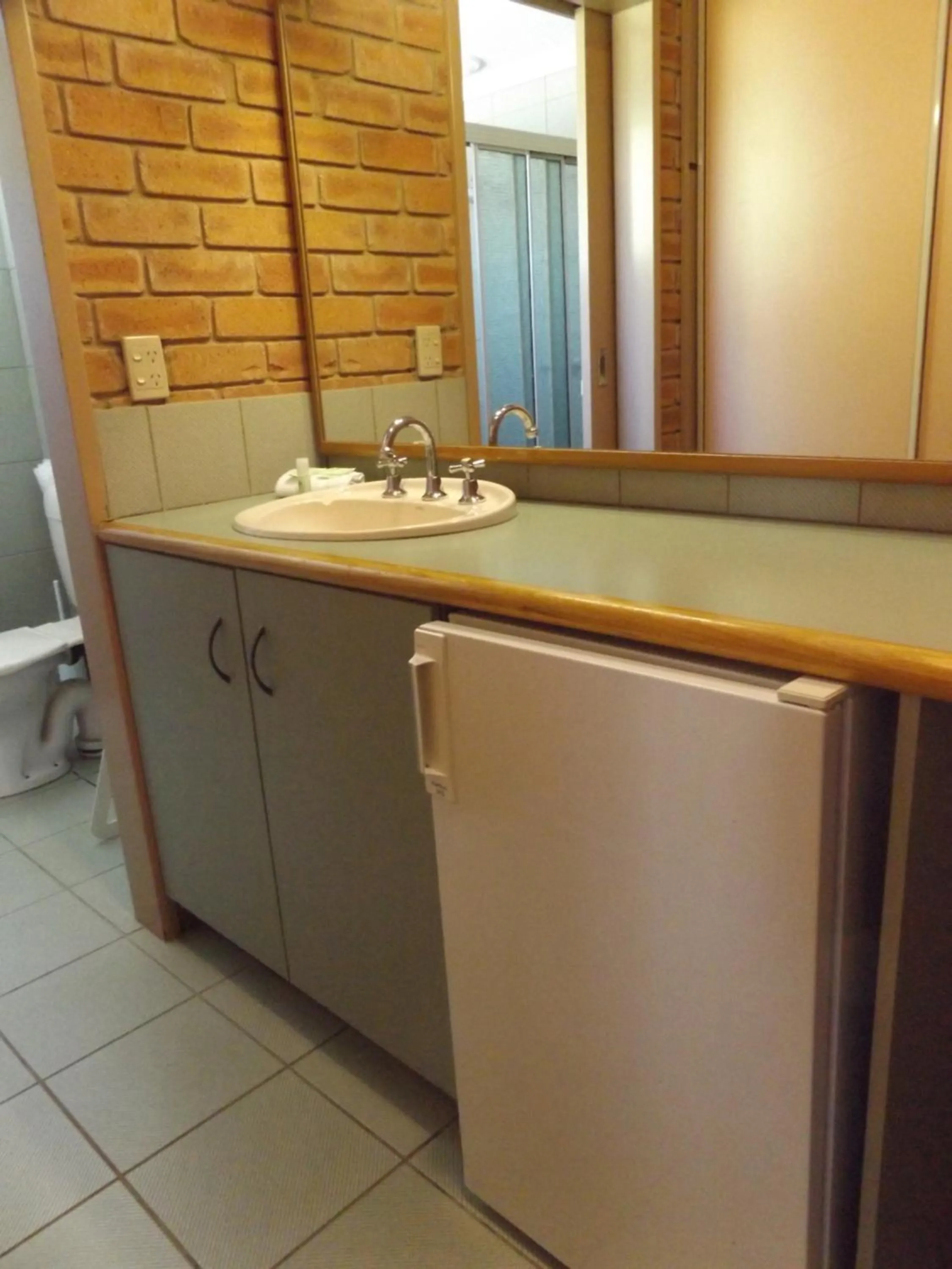 Kitchen or kitchenette, Bathroom in Mulwala Paradise Palms Motel
