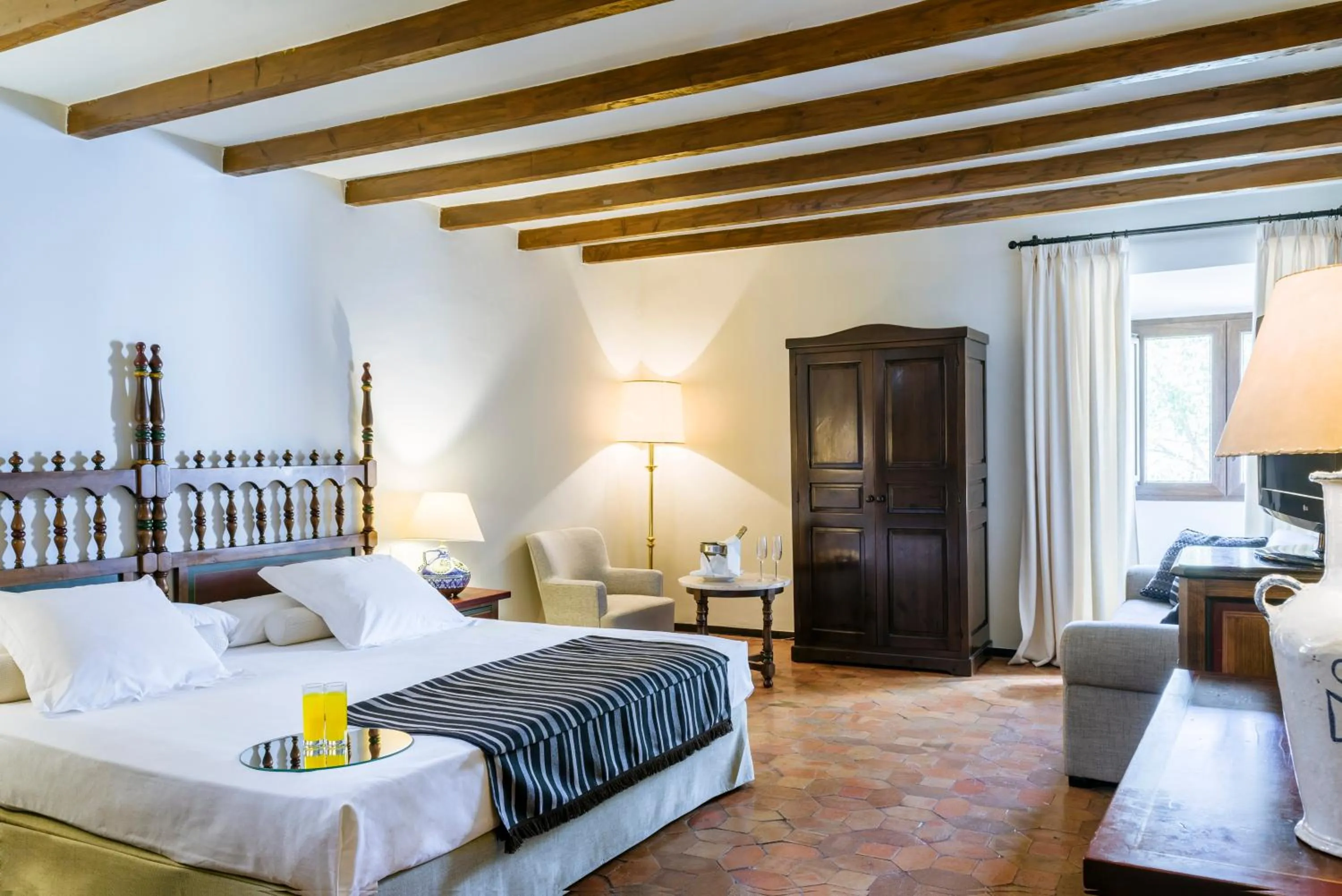 Photo of the whole room, Bed in Parador de Mérida