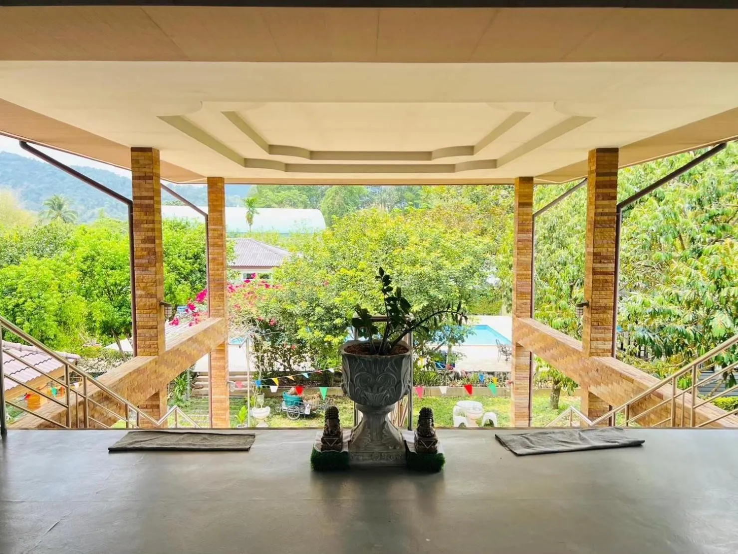 Day in Baan Suan Khun Yaiy