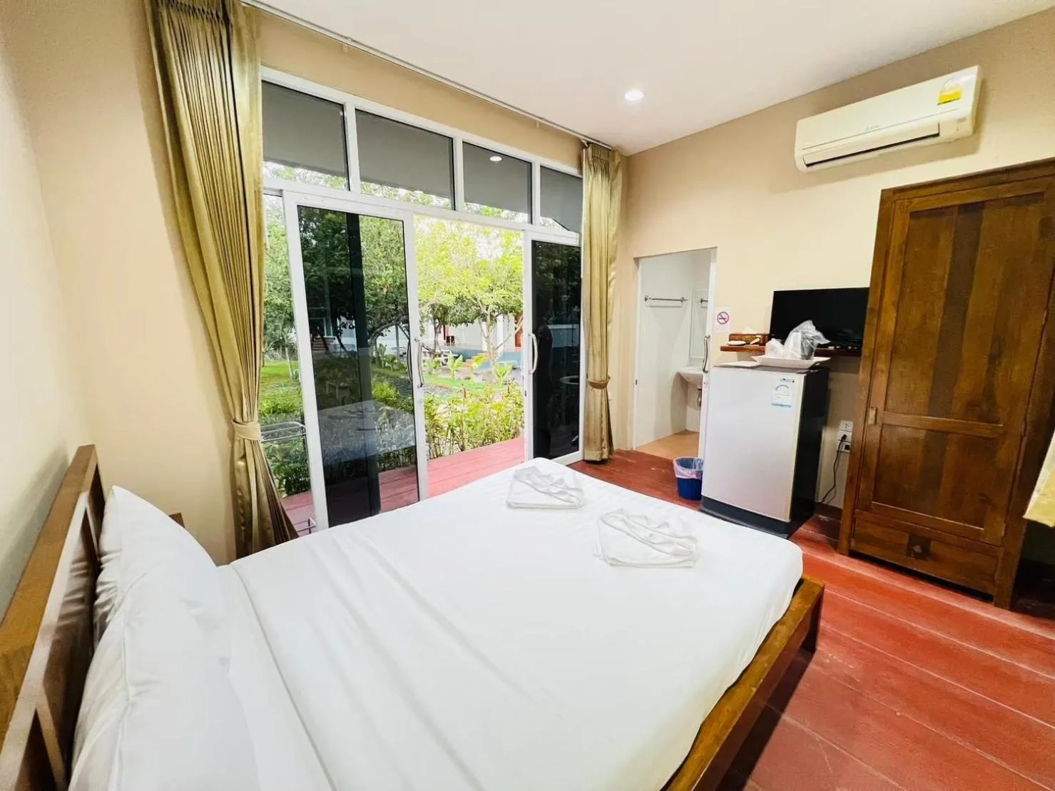 Photo of the whole room, Bed in Baan Suan Khun Yaiy