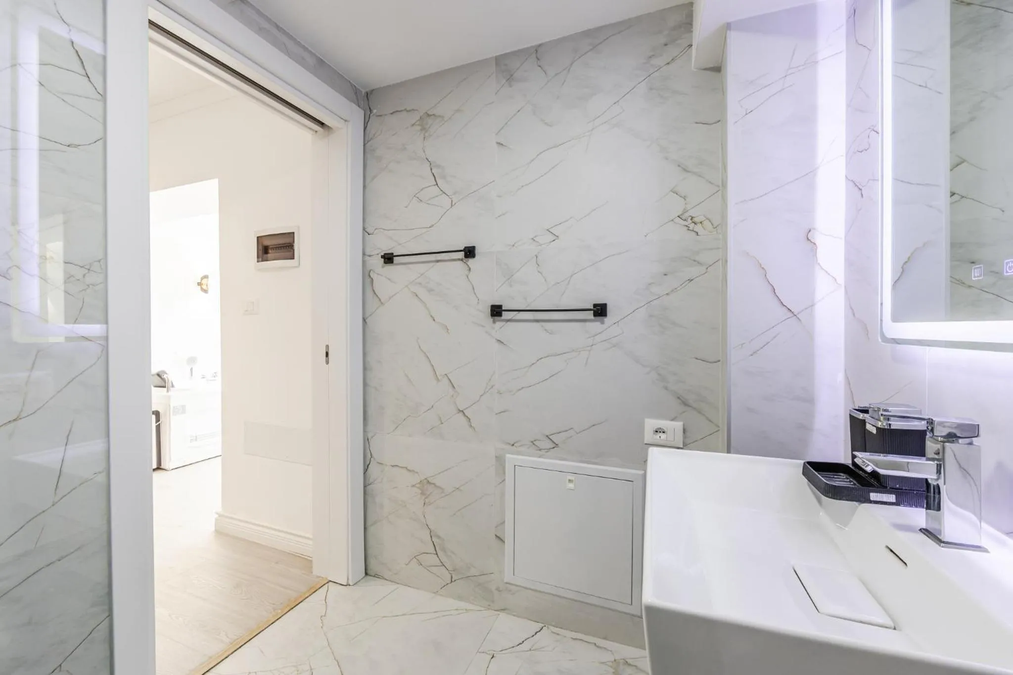 Green Luxe Suite 2 by PikHost
