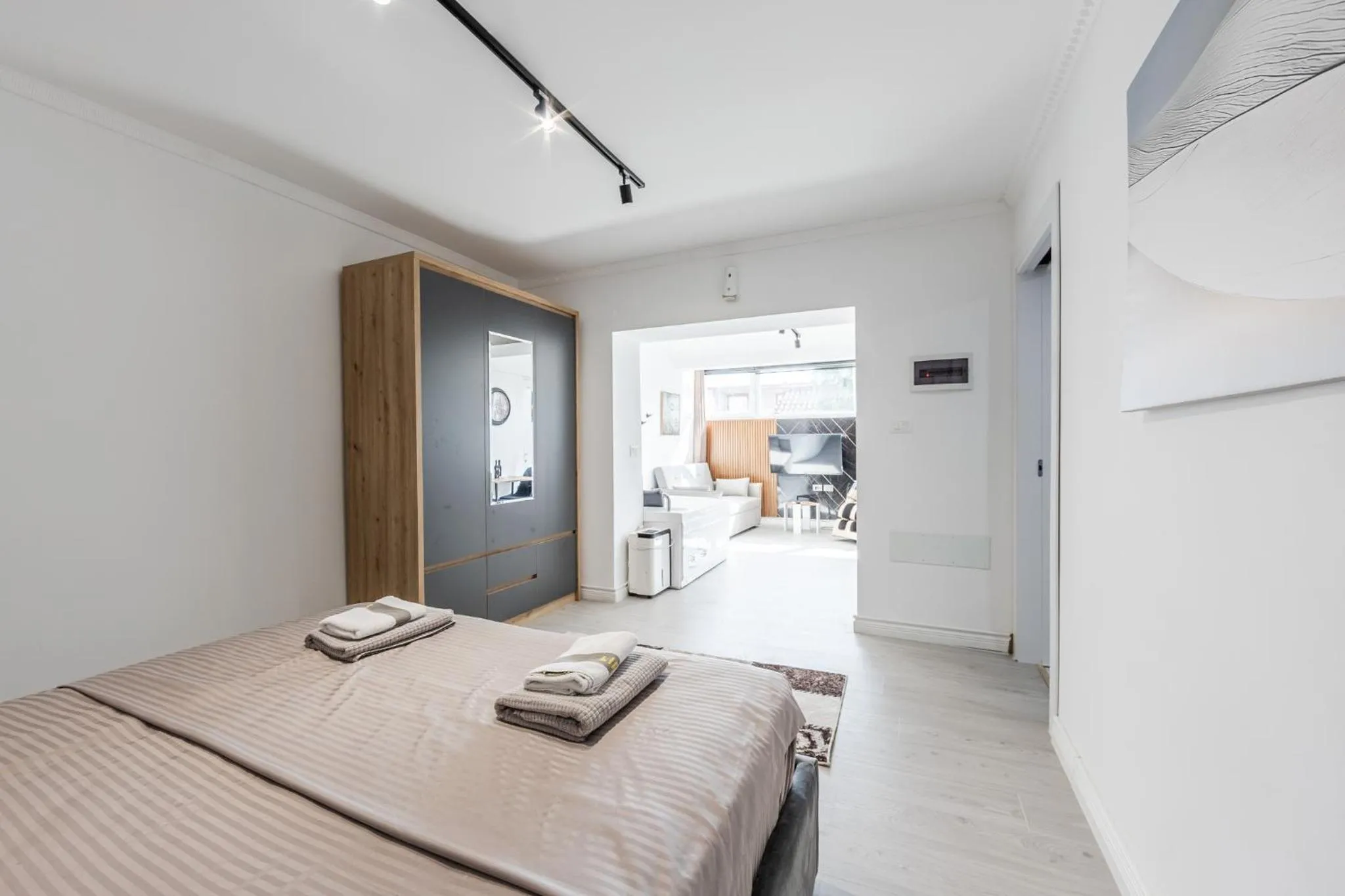 Green Luxe Suite 2 by PikHost
