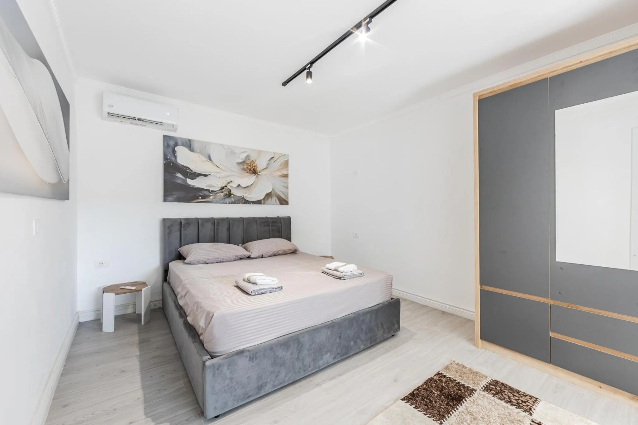 Green Luxe Suite 2 by PikHost