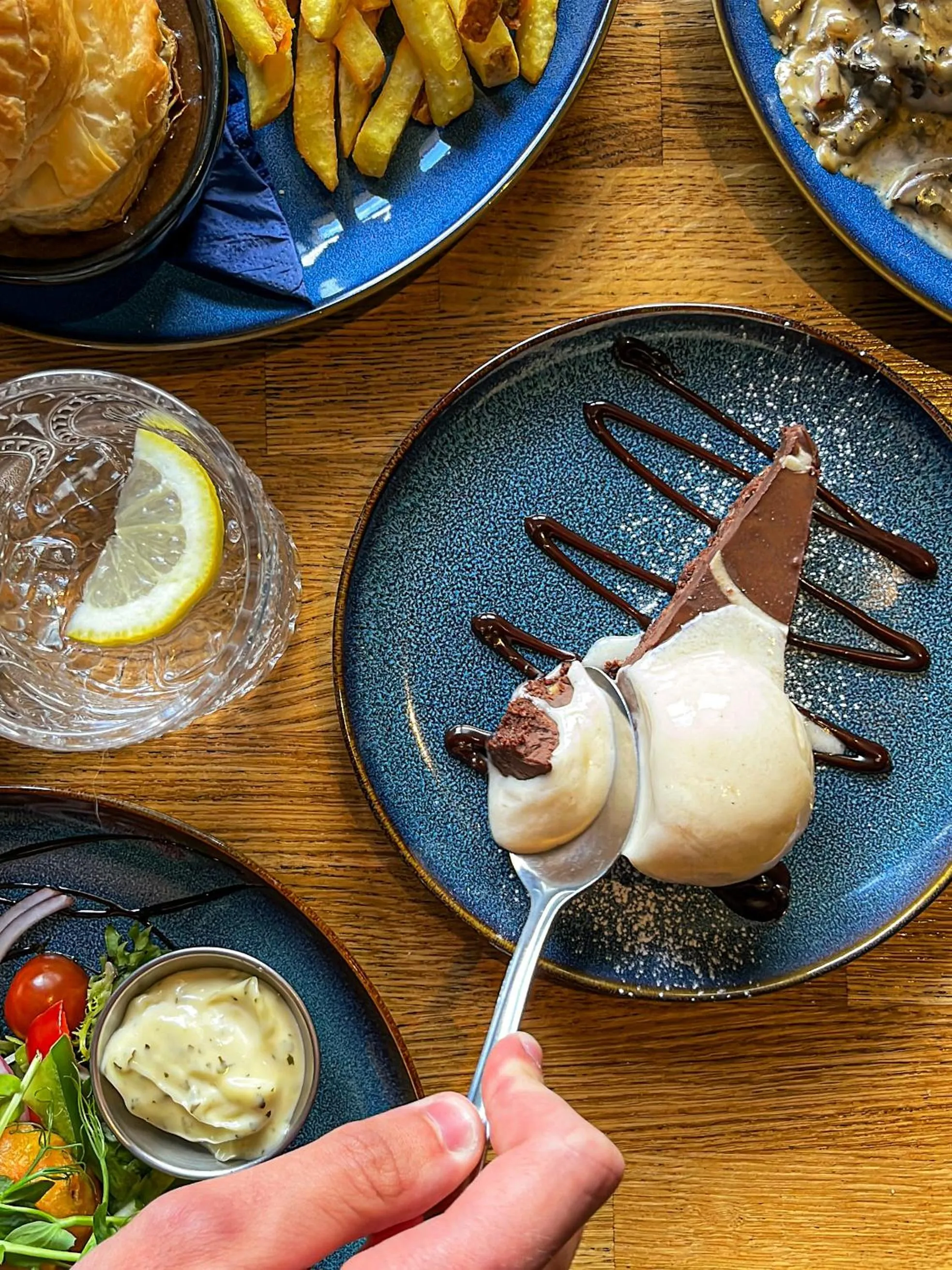 Restaurant/places to eat in Crown and Anchor Inn