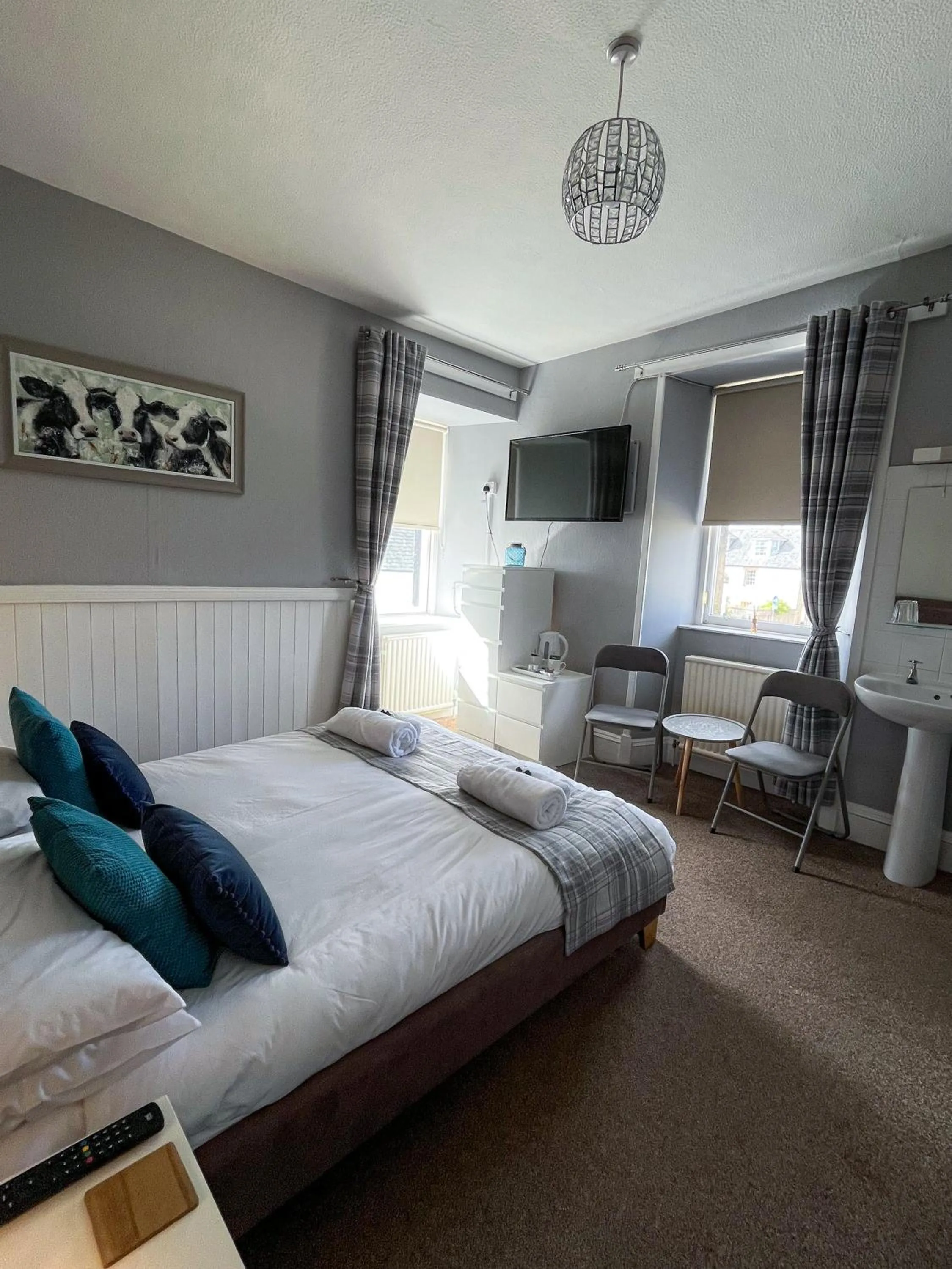 Property building, Bed in Crown and Anchor Inn