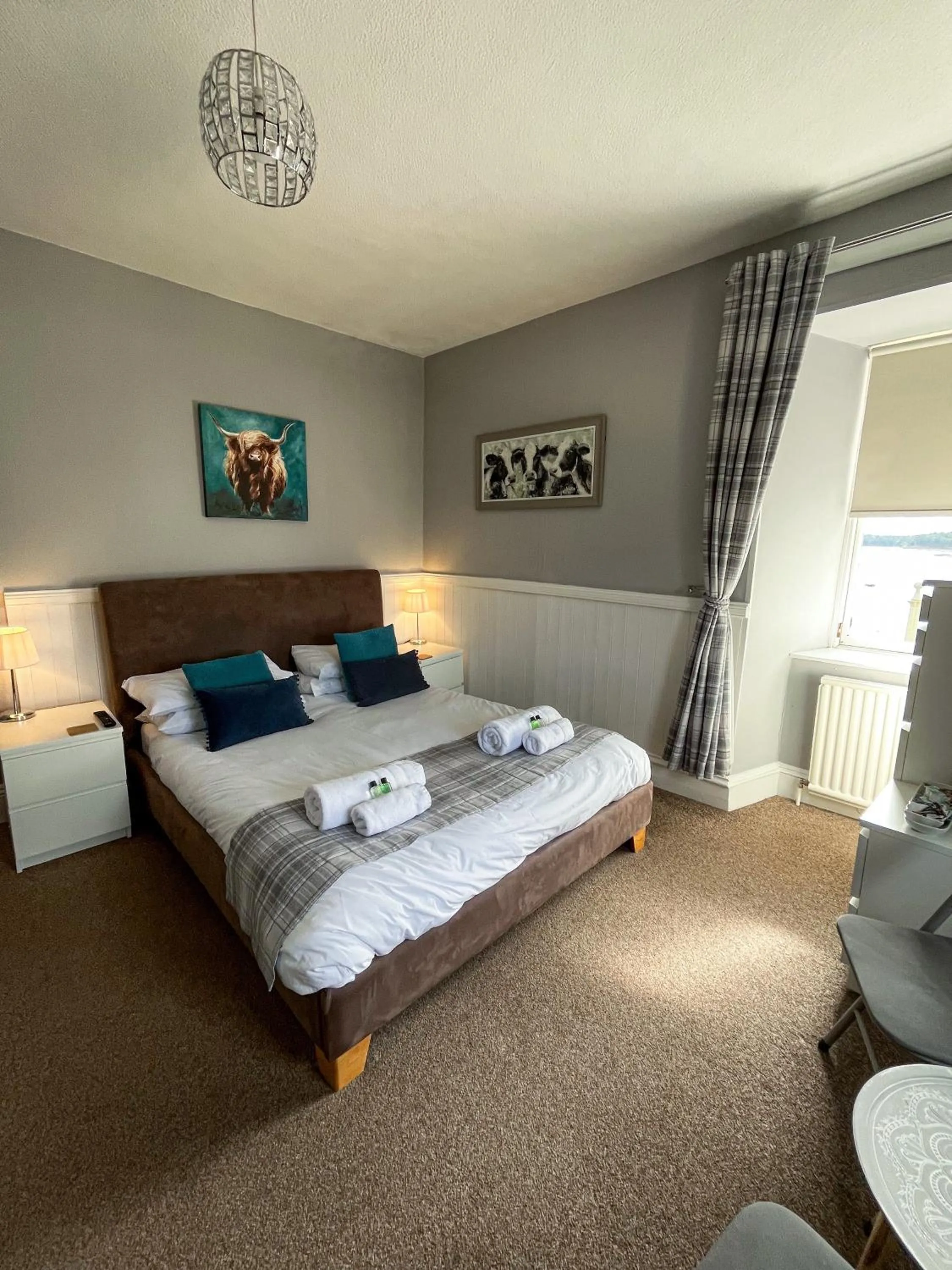 Property building, Bed in Crown and Anchor Inn