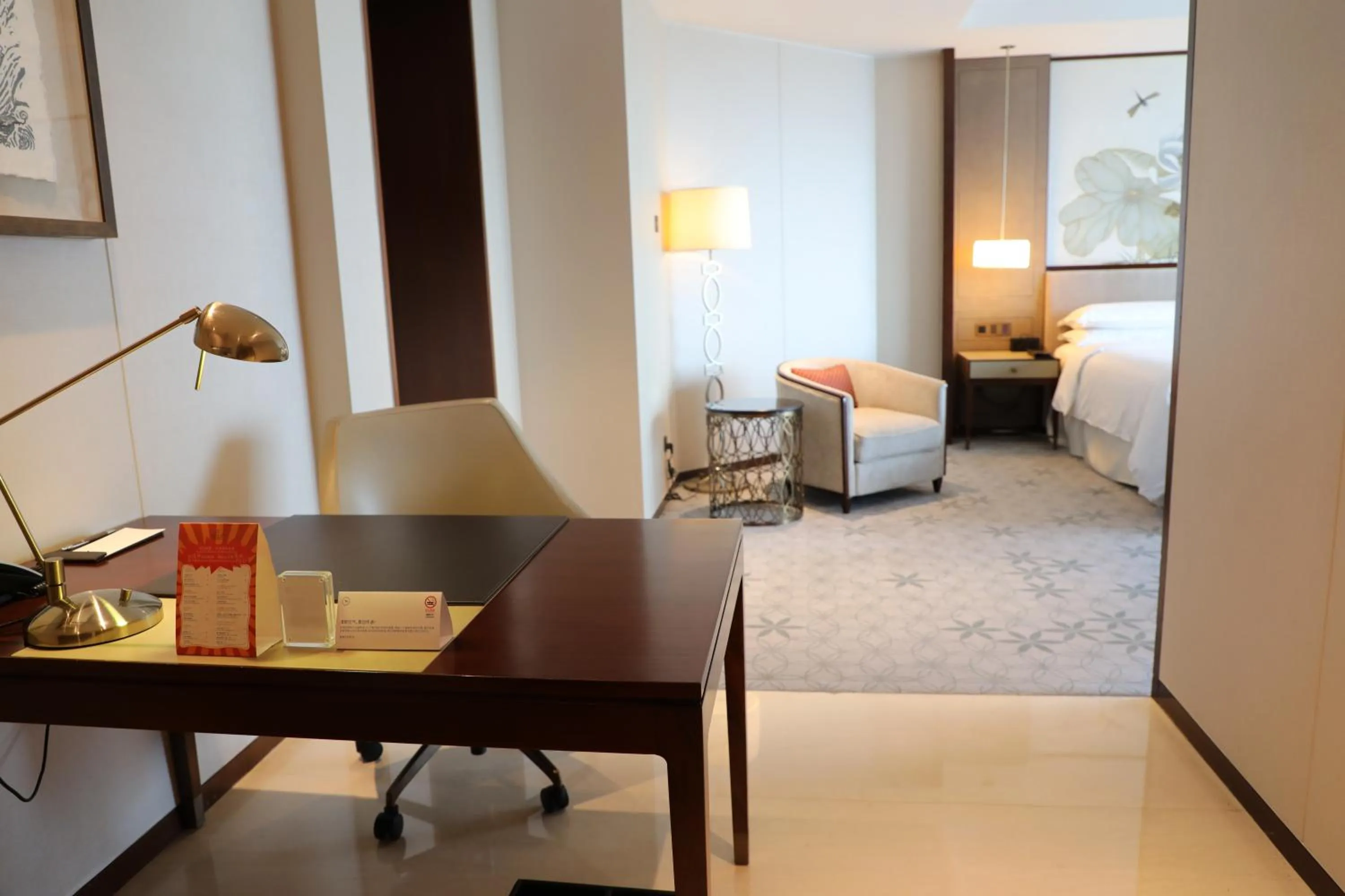 Seating area, Bed in Sheraton Shanghai Jiading Hotel