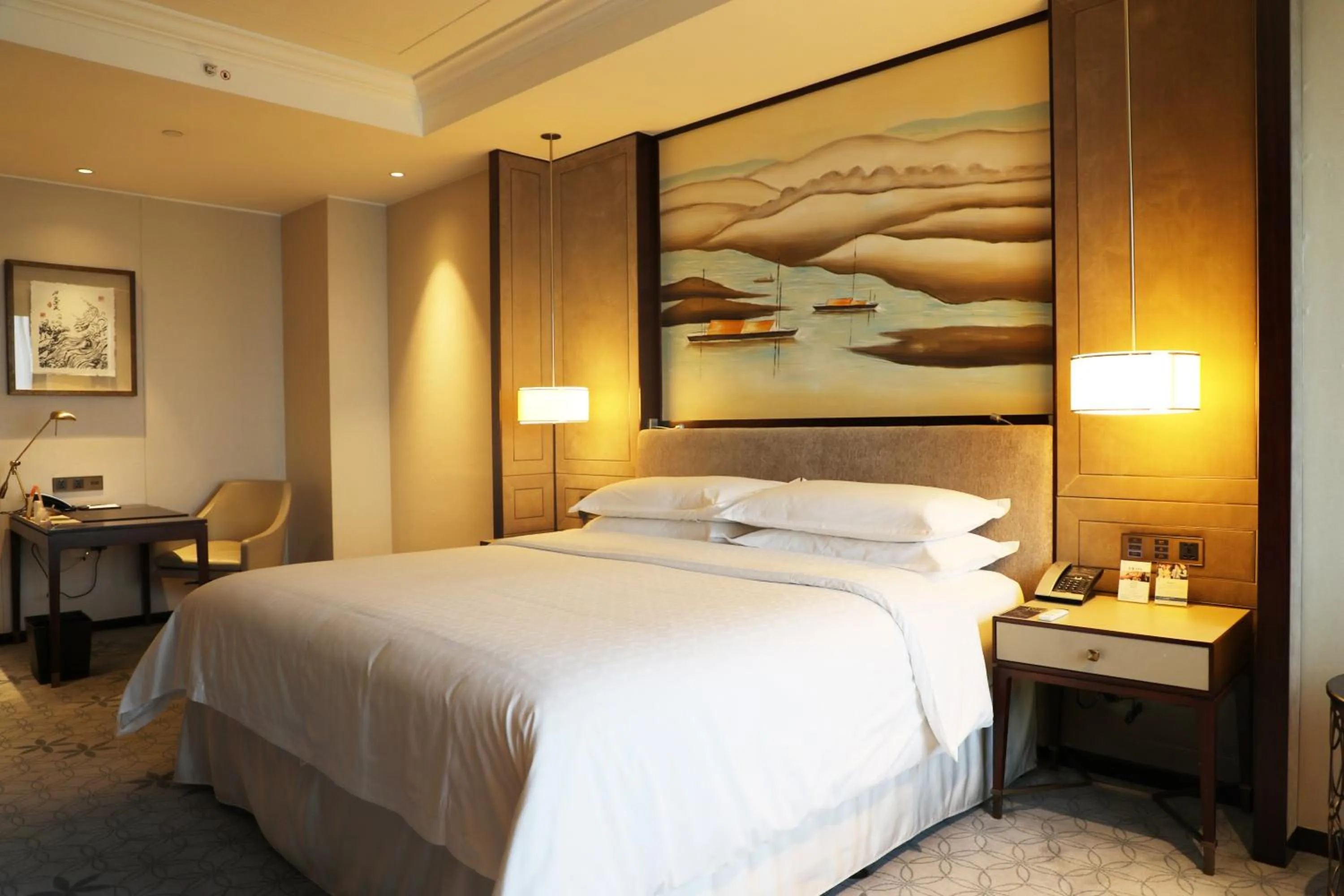Bedroom, Bed in Sheraton Shanghai Jiading Hotel