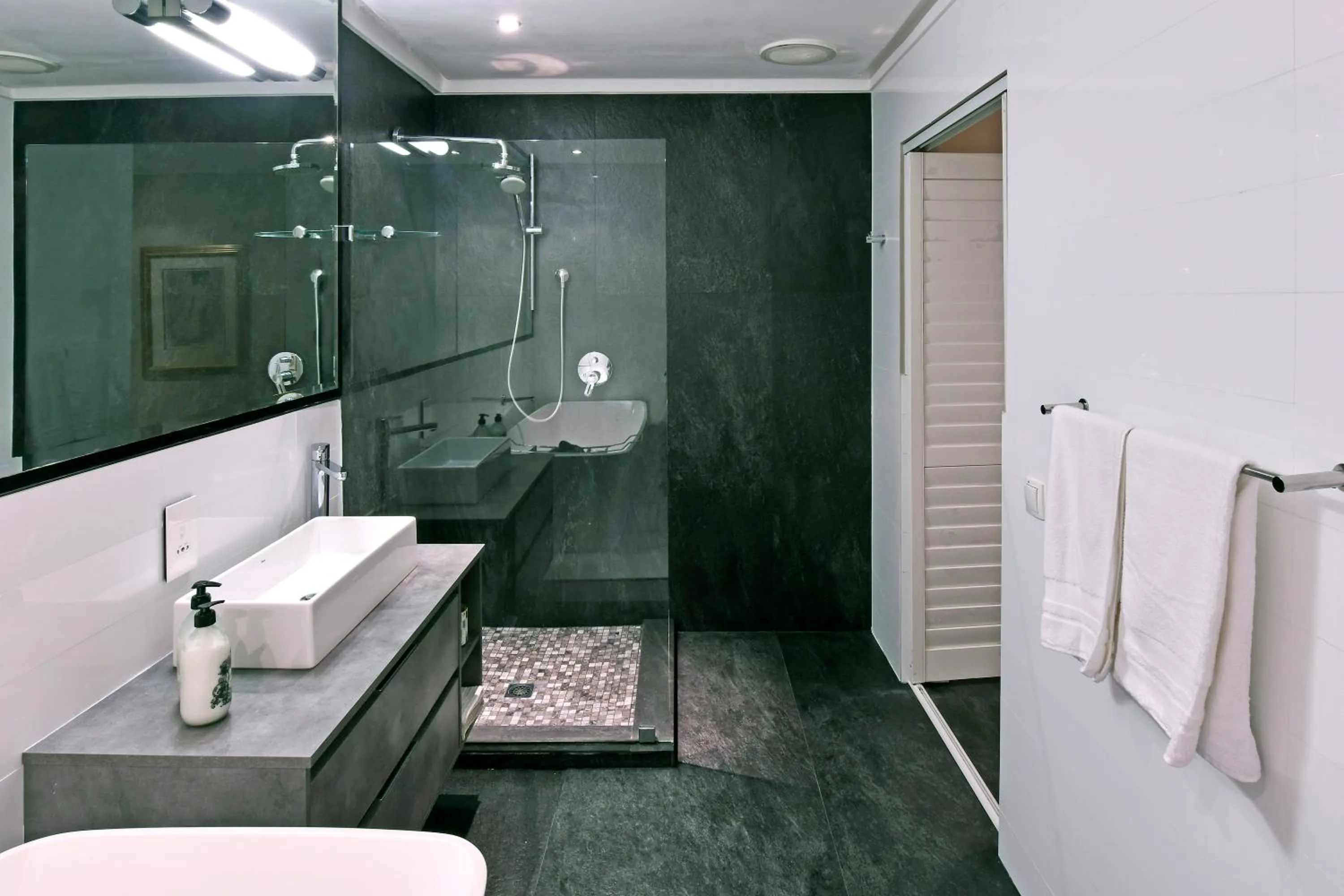 Shower in Le Petit Bijou