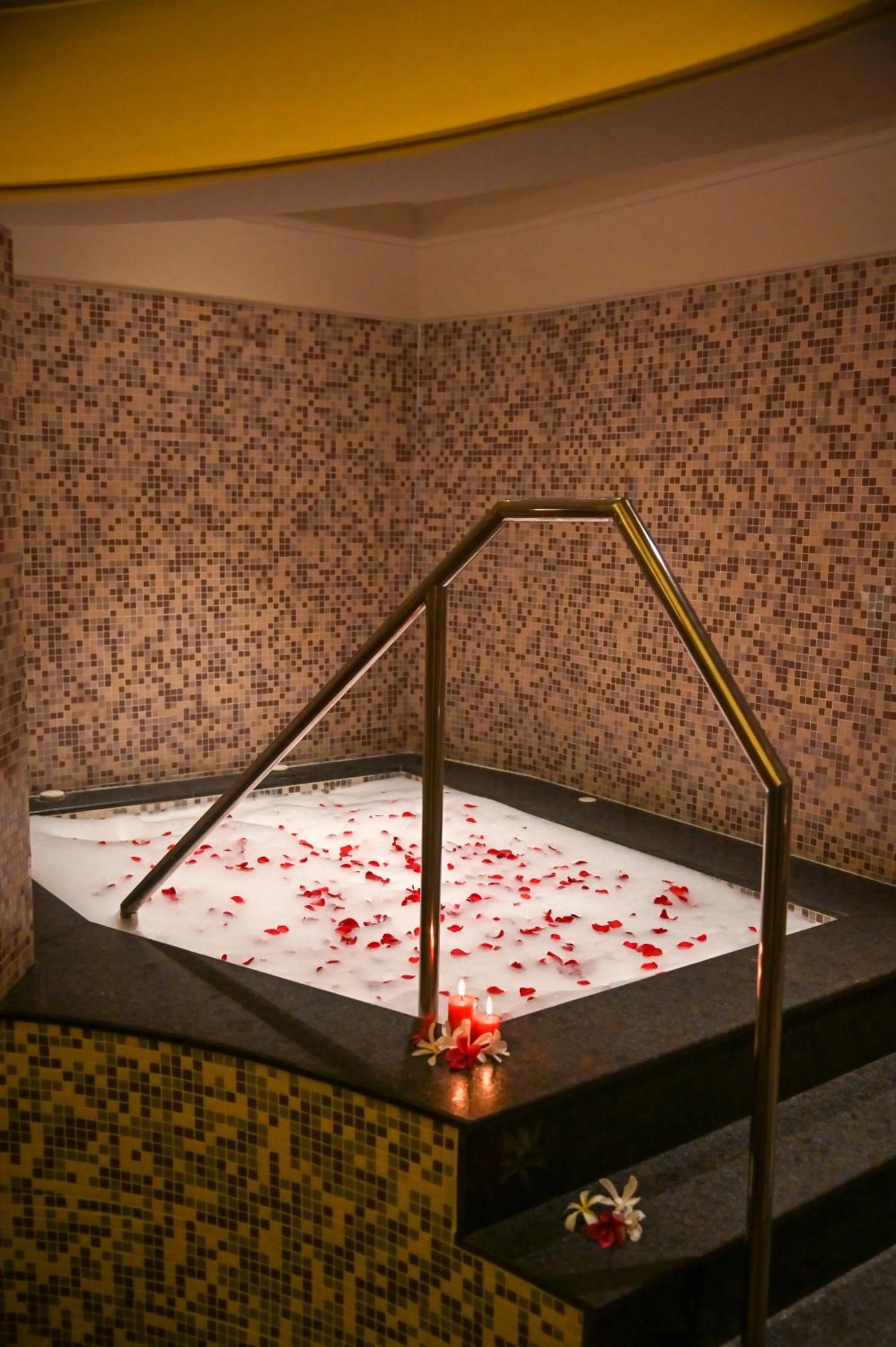 Swimming pool, Bed in Welcomhotel by ITC Hotels, Devee Grand Bay, Visakhapatnam