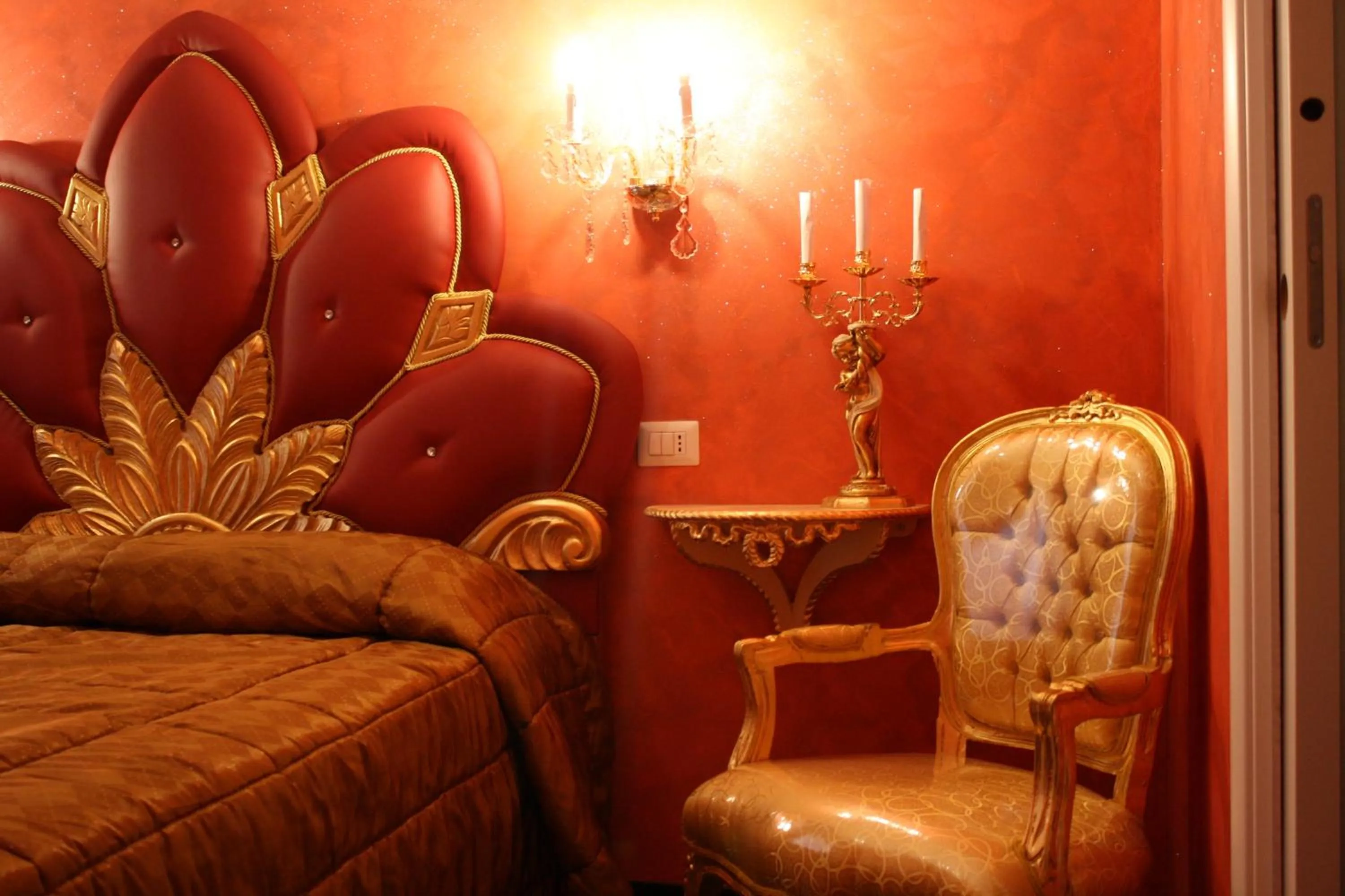 Photo of the whole room in Pope's Suites