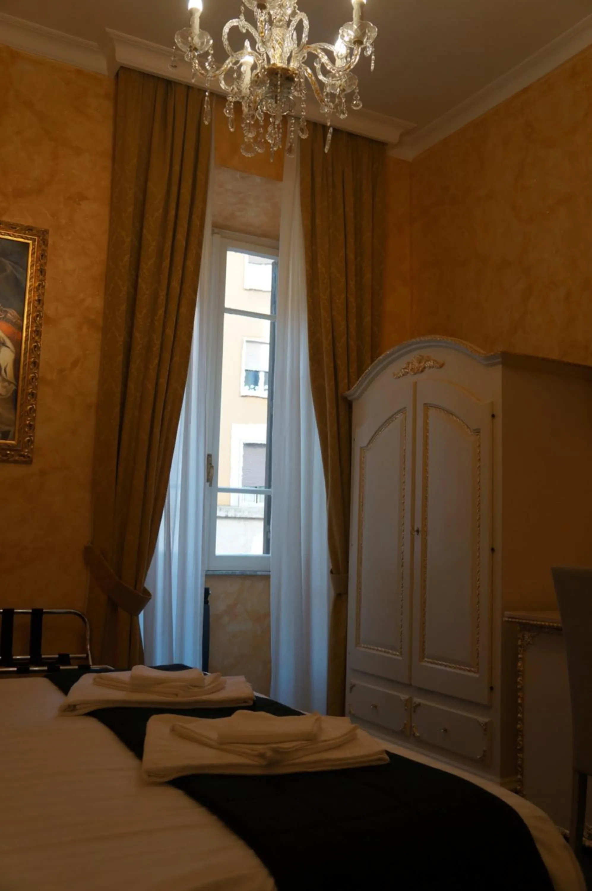 Photo of the whole room, Bed in Pope's Suites