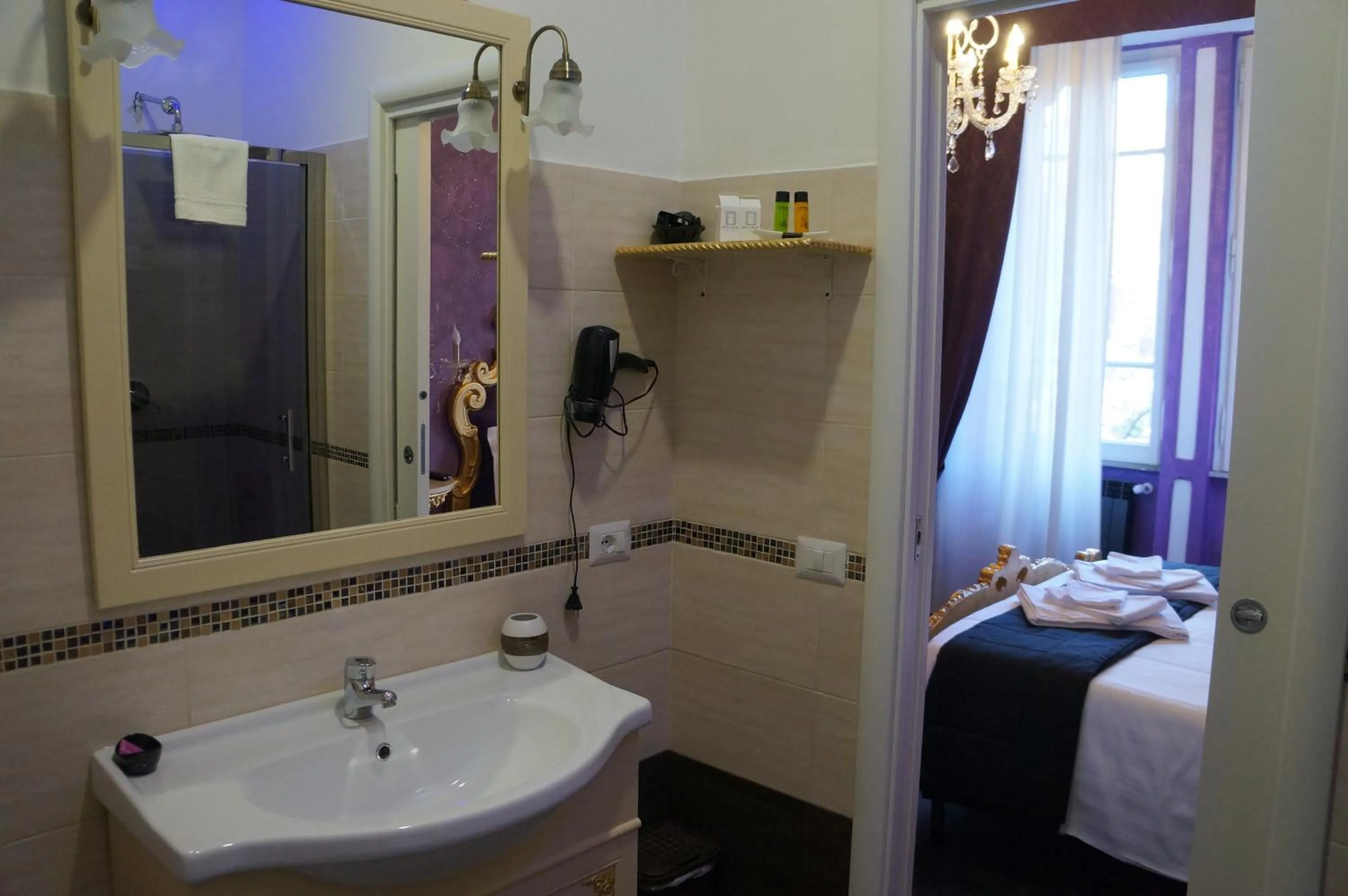 Bathroom, Bed in Pope's Suites