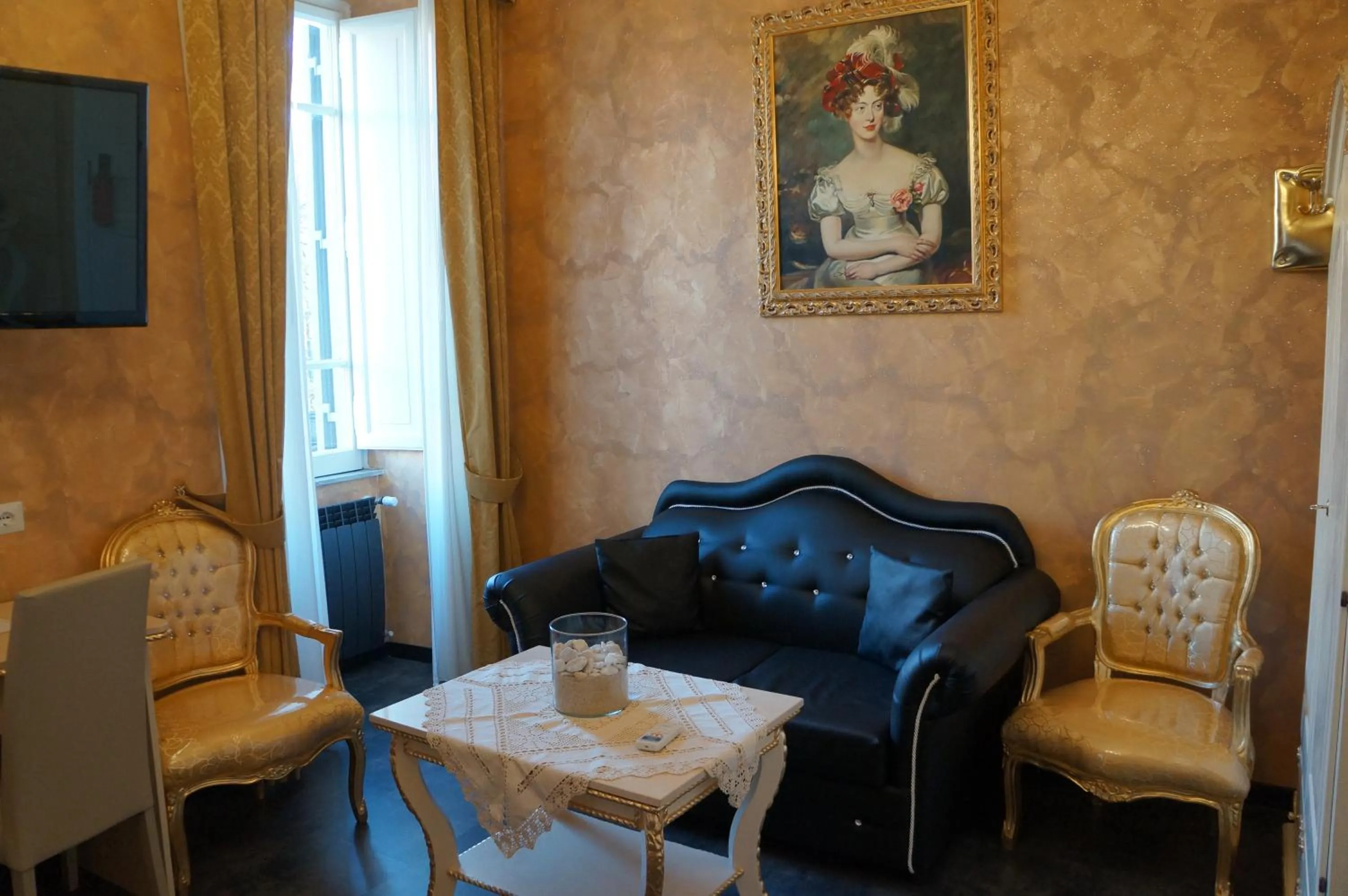 Photo of the whole room in Pope's Suites