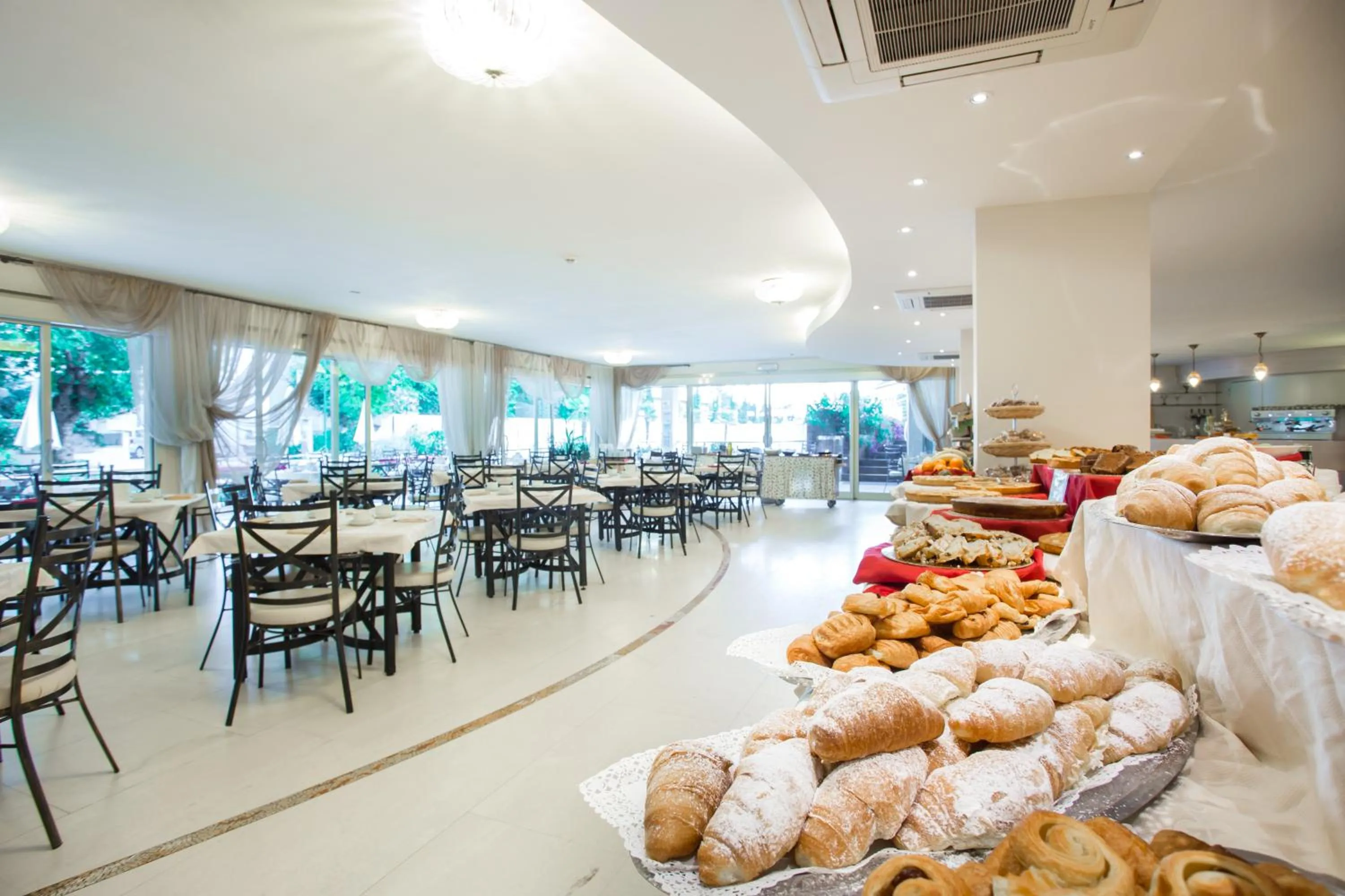 Restaurant/places to eat in Hotel Garden