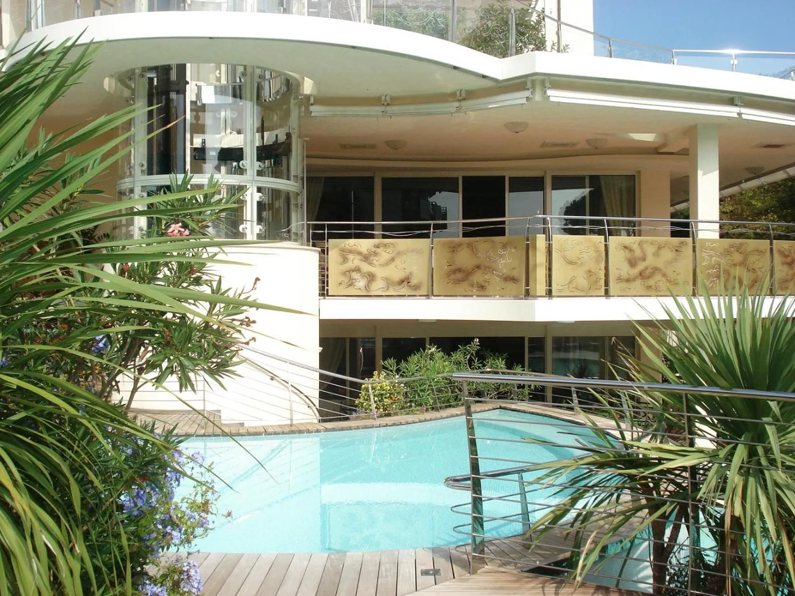 Swimming pool in Hotel Garden