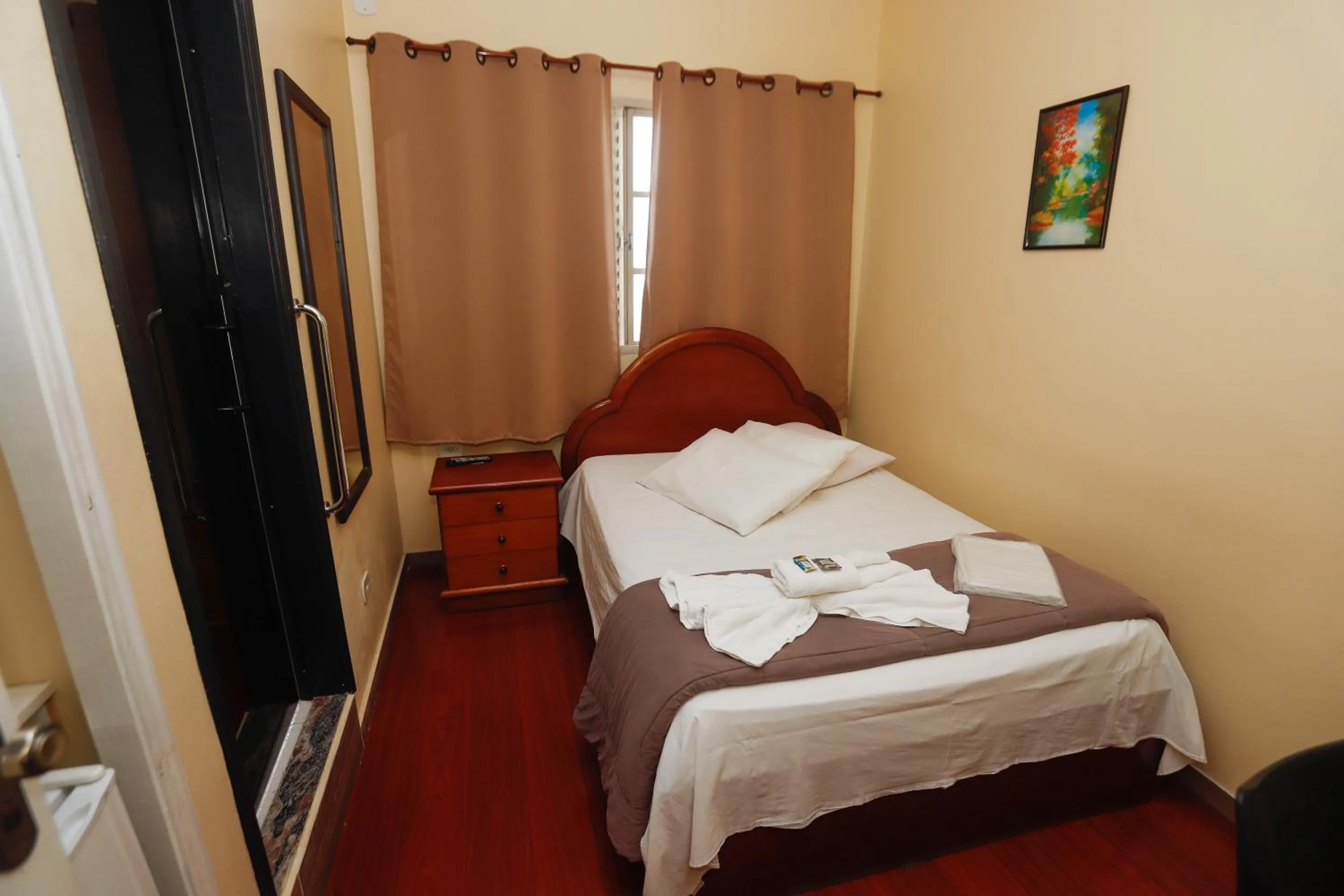 Photo of the whole room, Bed in Hotel Garfo de Ouro