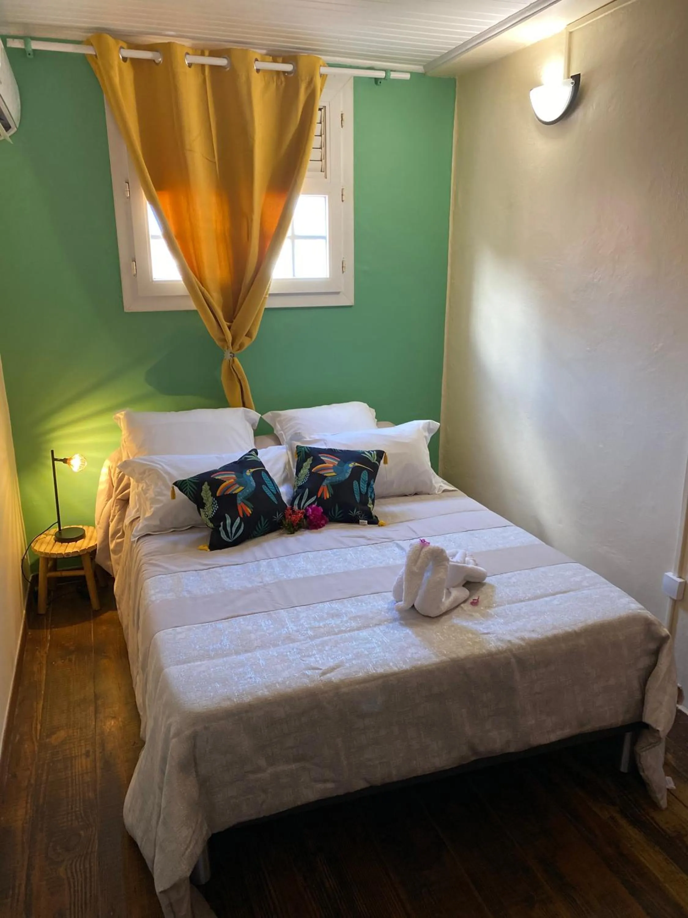 Property building, Bed in Tante Arlette