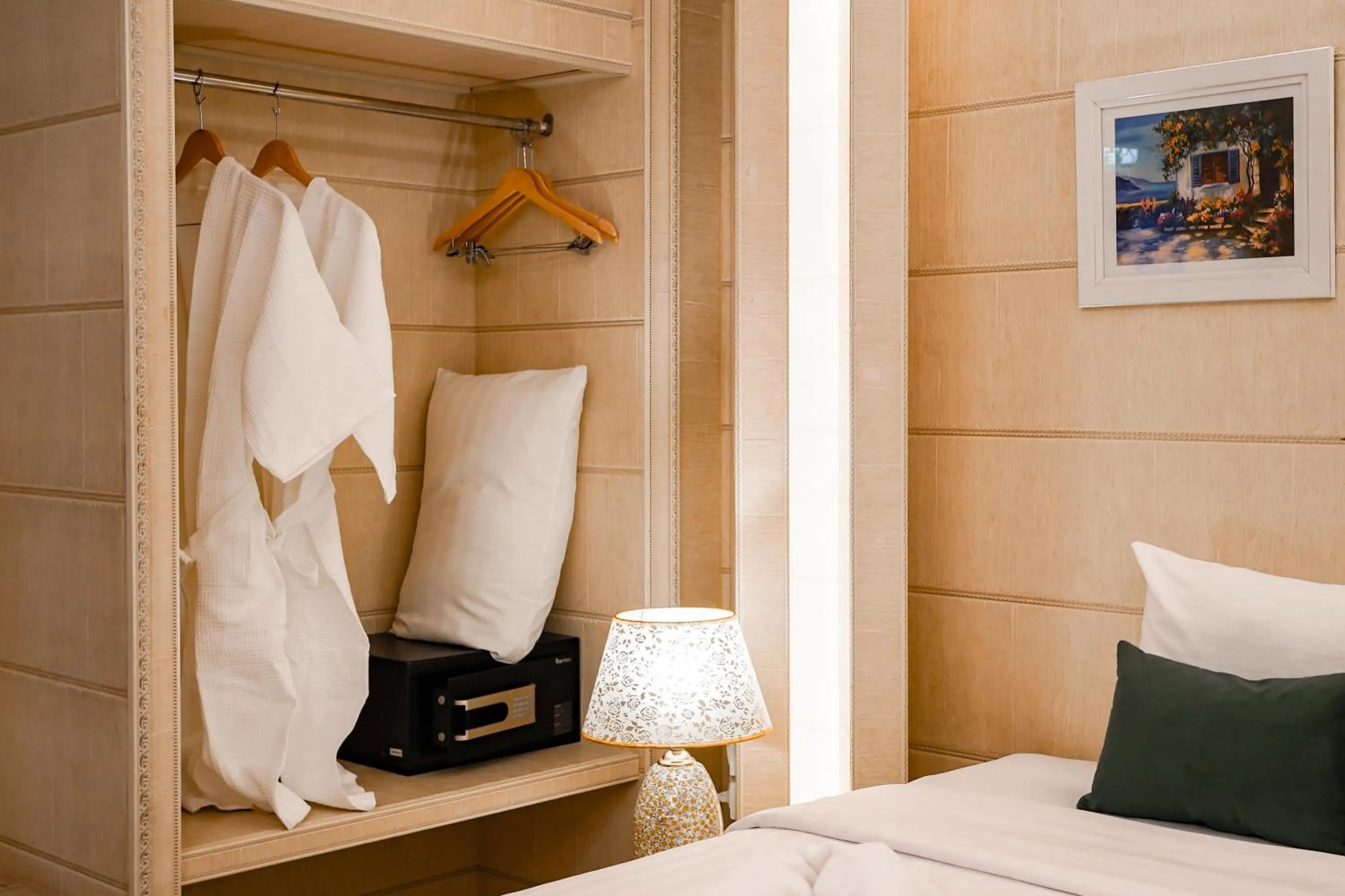 safe, Bed in Golden Empire Suvarnabhumi Hotel