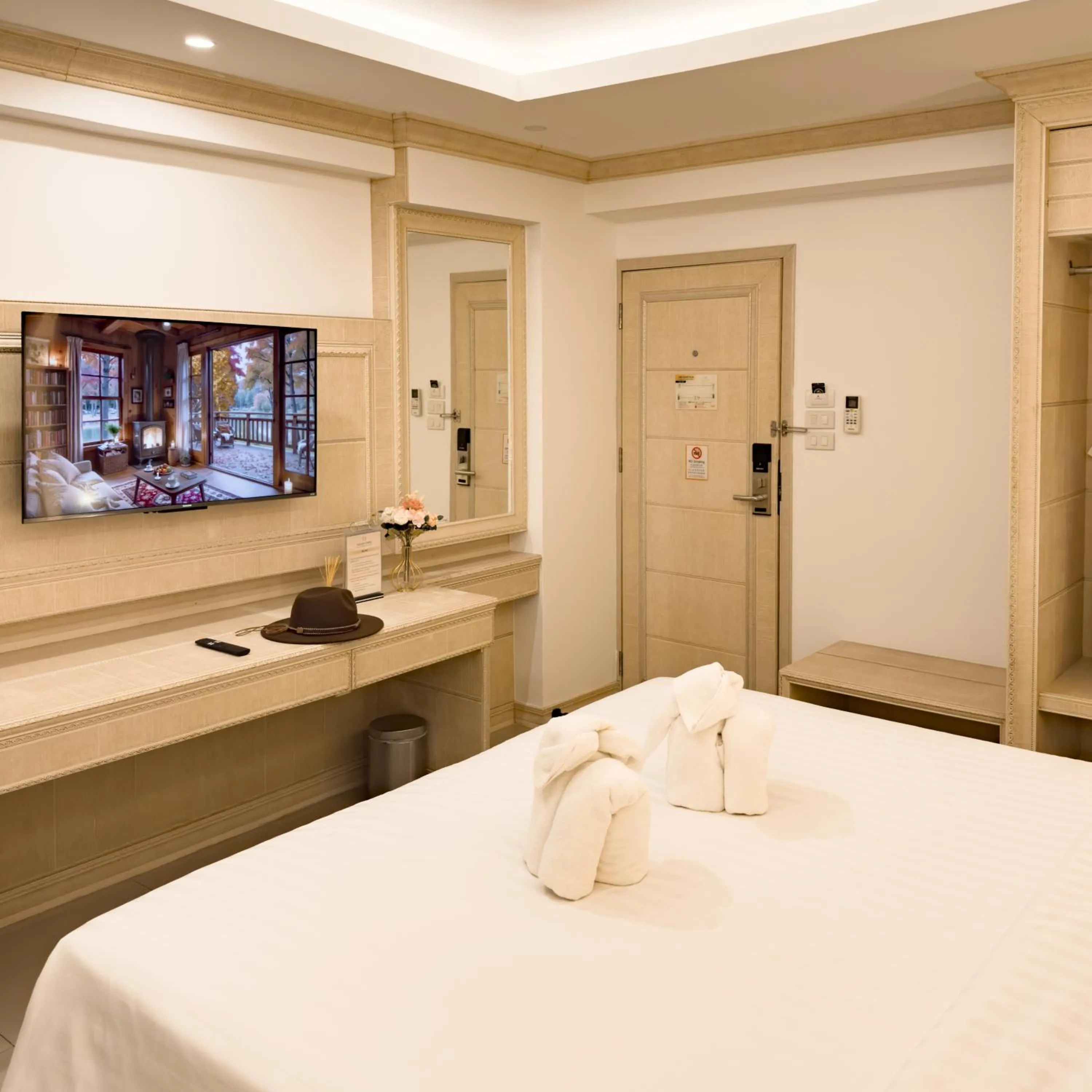 Bed in Golden Empire Suvarnabhumi Hotel