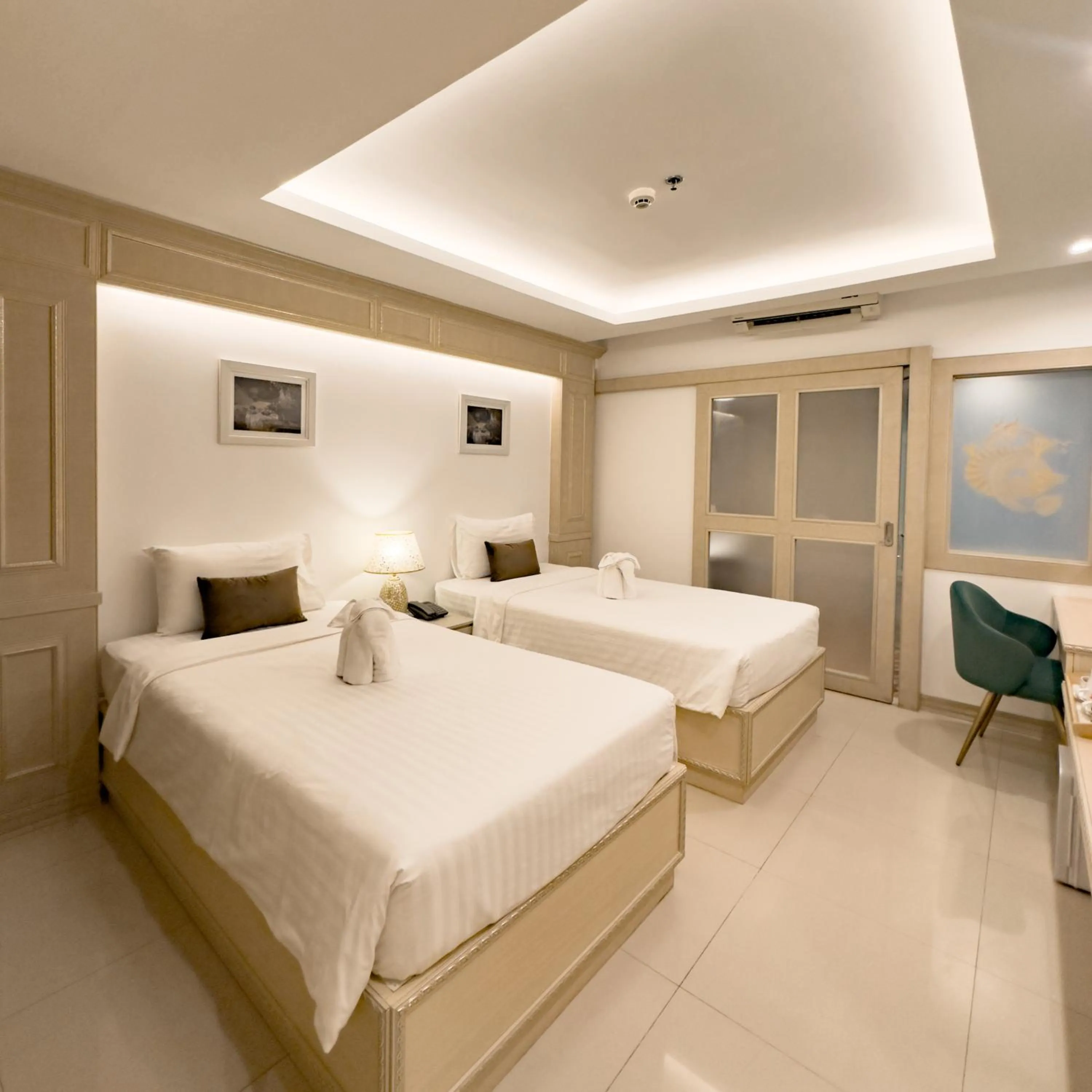 Bed in Golden Empire Suvarnabhumi Hotel