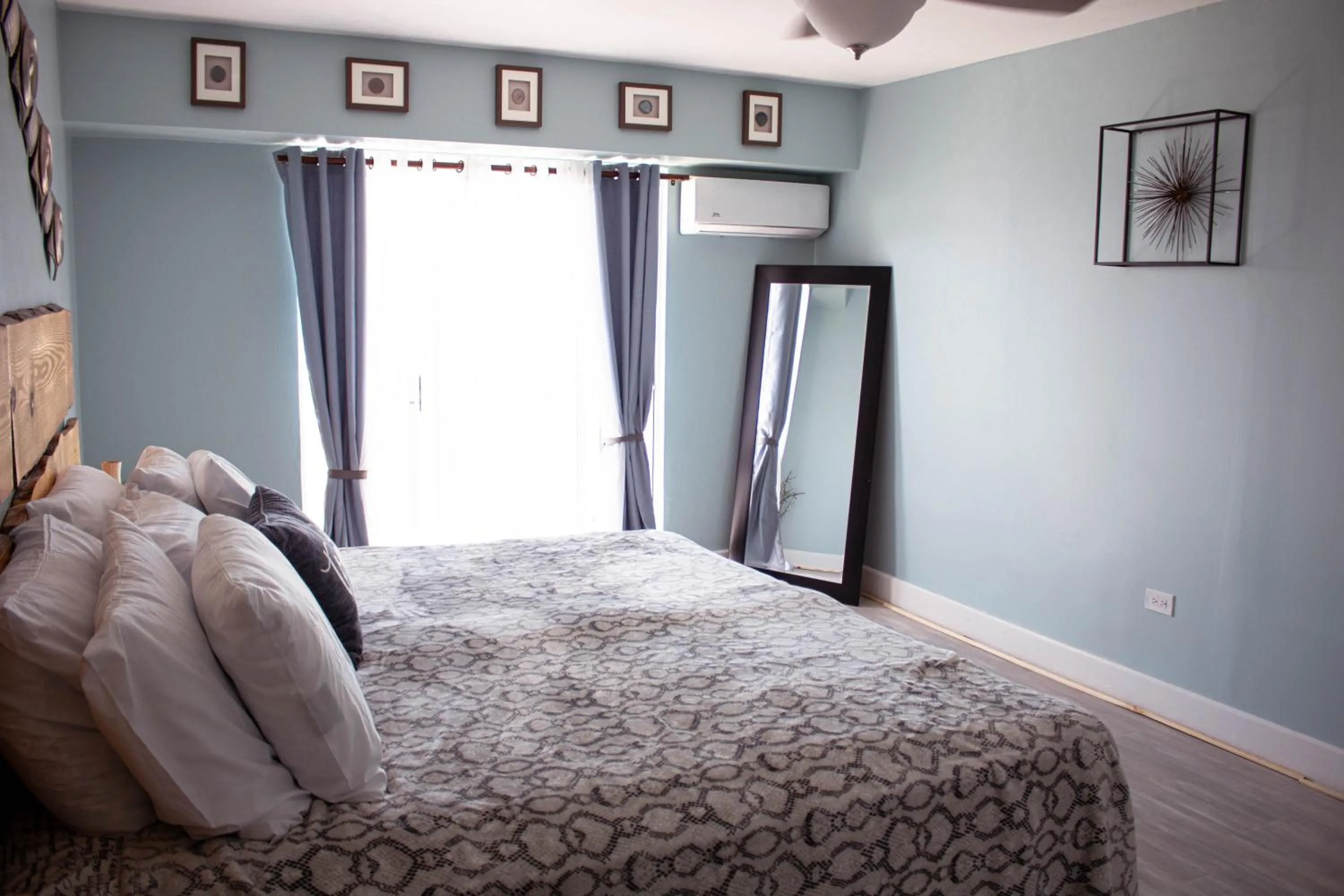 Bed in Penthouse On The Ridge