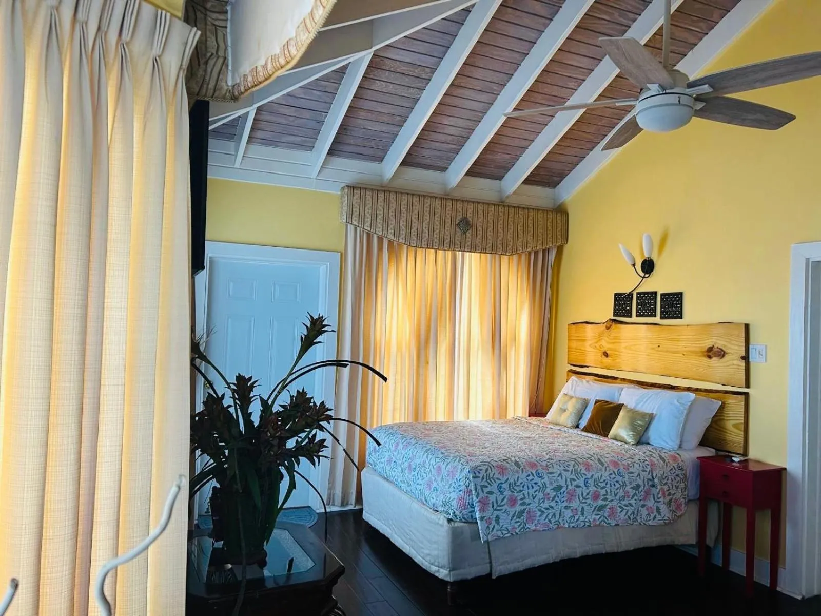 Bed in Penthouse On The Ridge