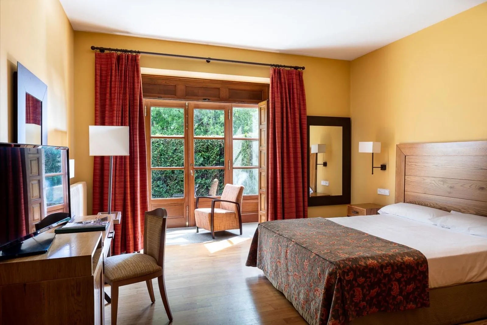 Photo of the whole room, Bed in Parador de Tui