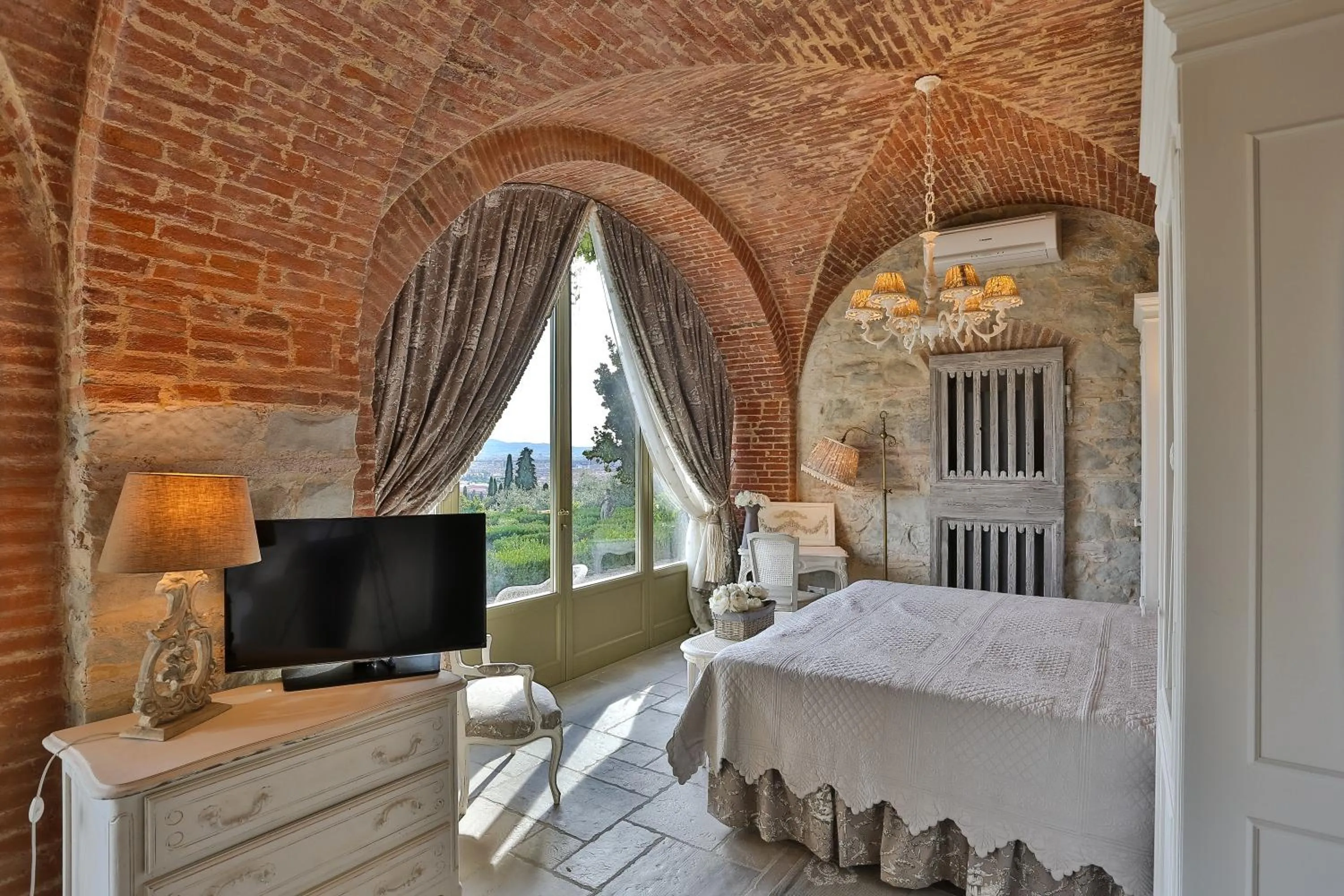 Bed in Villa Le Fontanelle