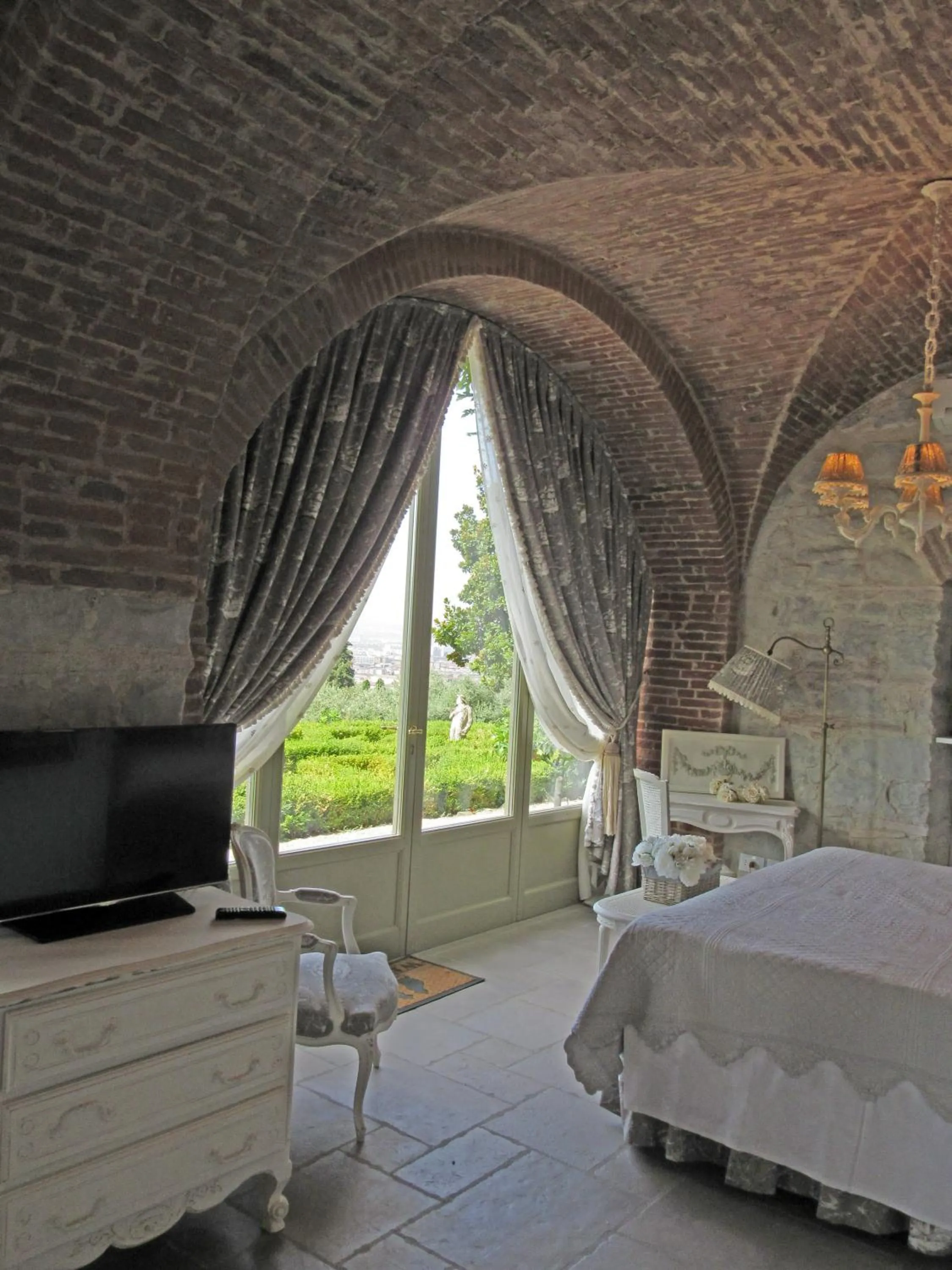 Decorative detail, Bed in Villa Le Fontanelle