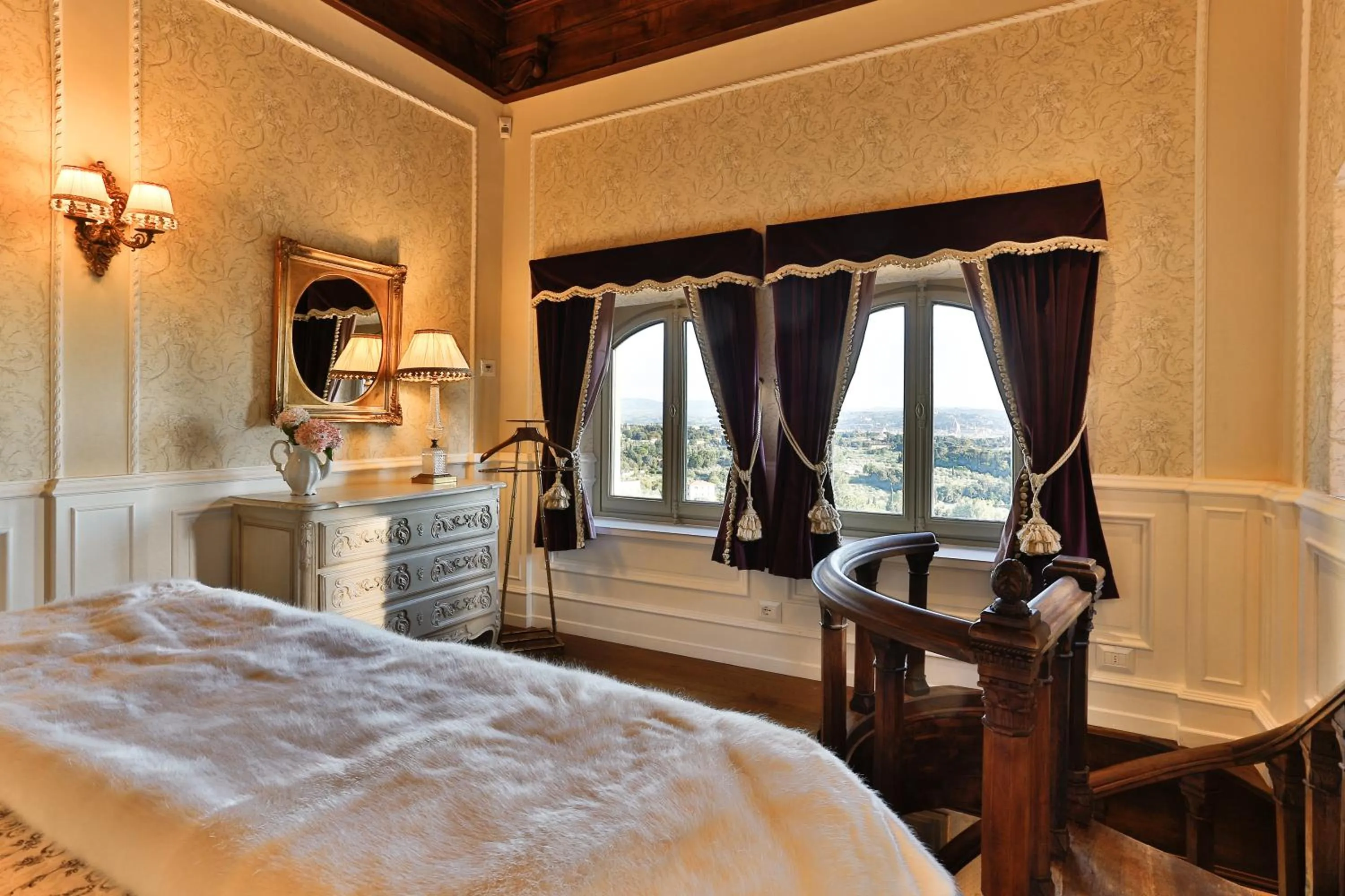 Decorative detail, Bed in Villa Le Fontanelle