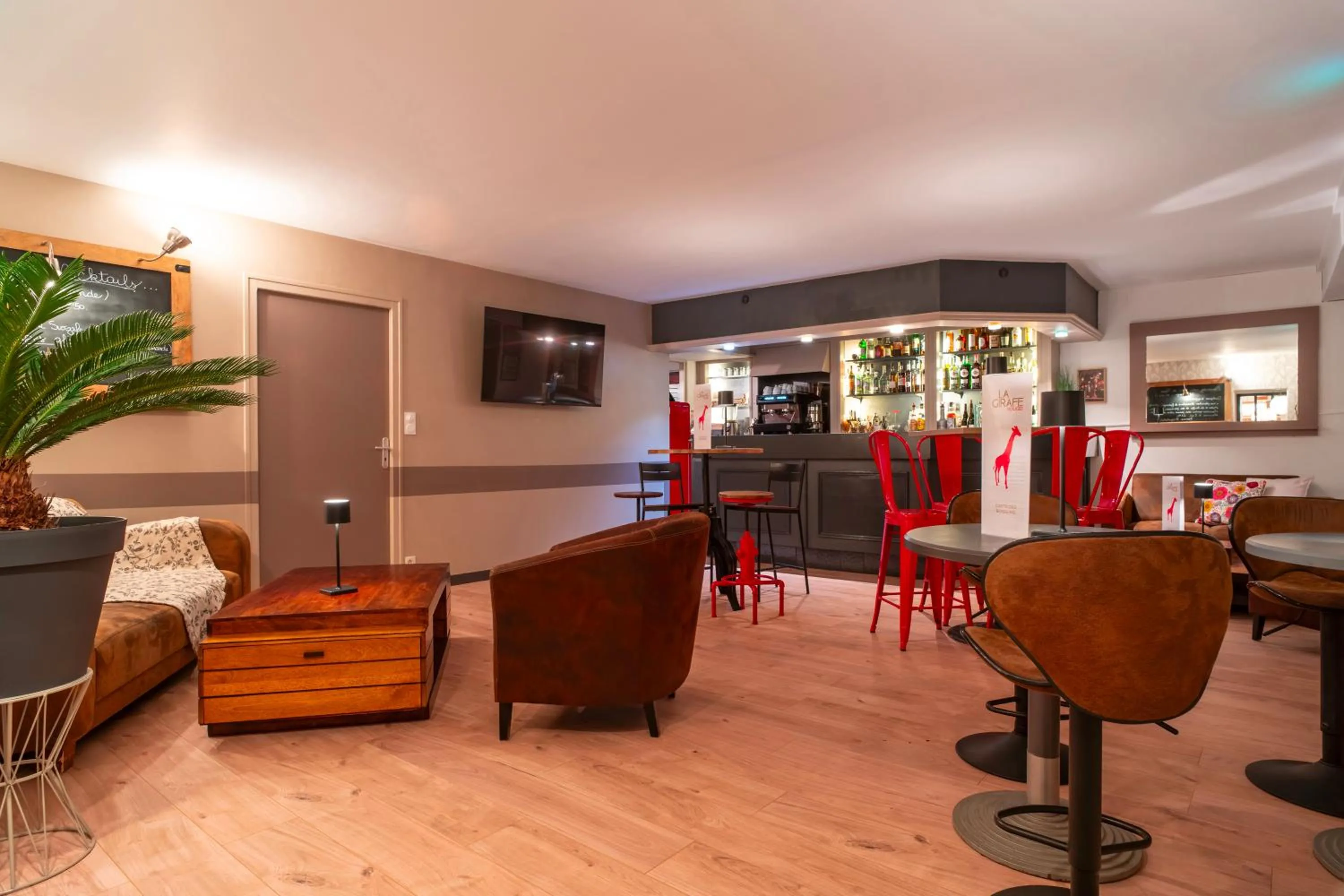Lounge or bar in Logis Hôtel Vannes Nord Le Clos Des Hortensias
