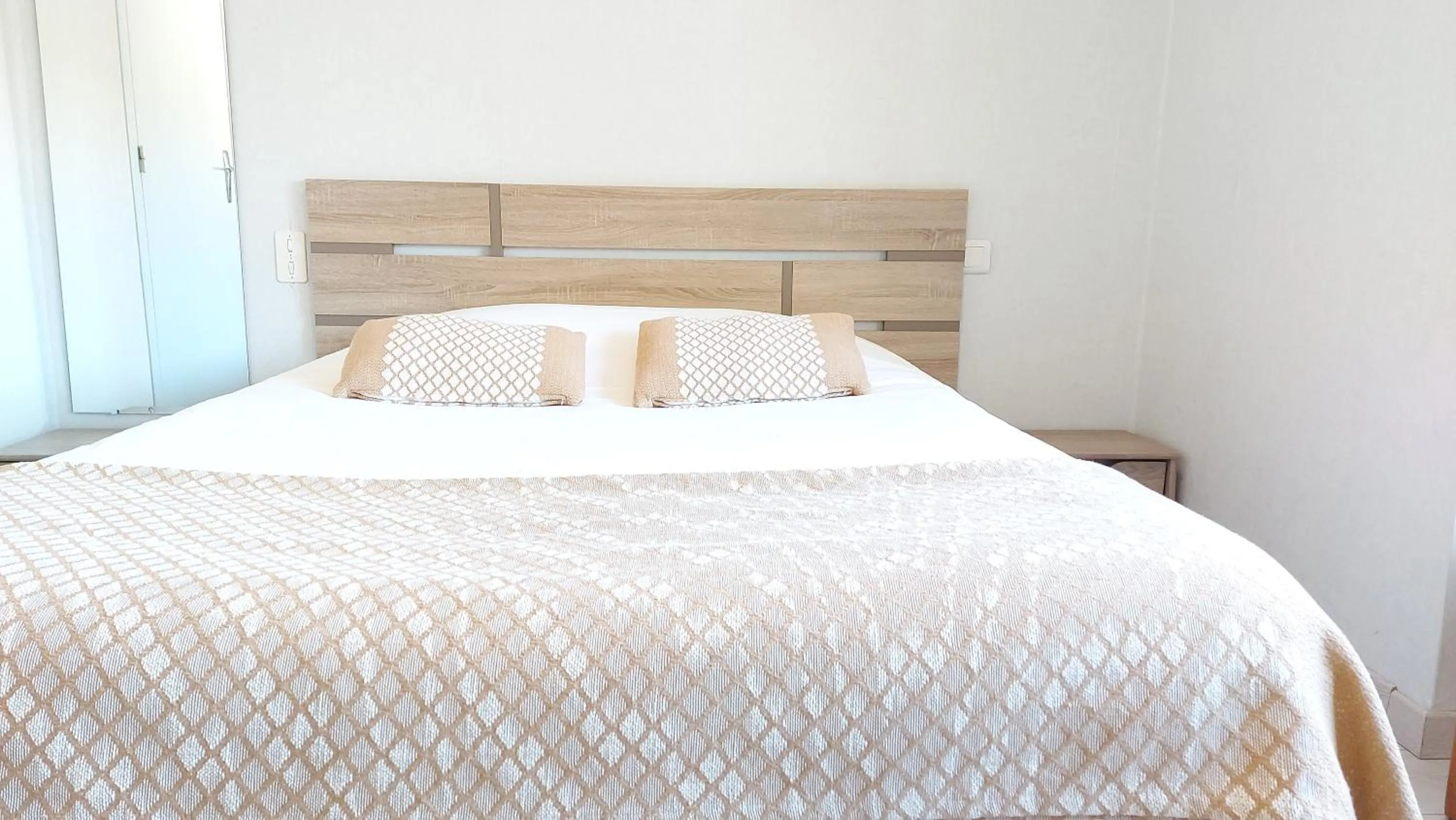 Bed in Logis Hôtel Vannes Nord Le Clos Des Hortensias