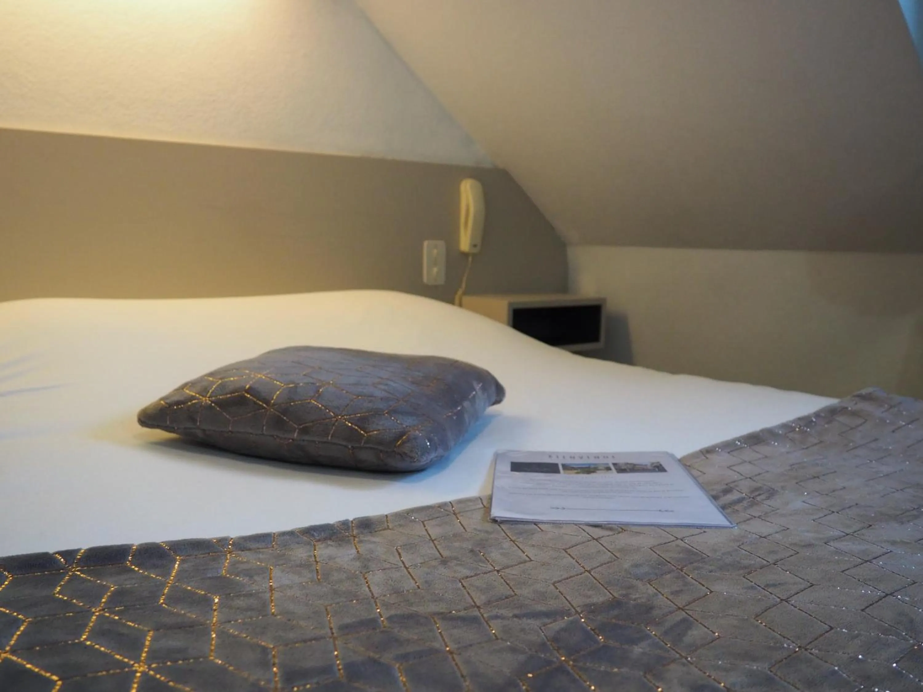 Bed in Logis Hôtel Vannes Nord Le Clos Des Hortensias