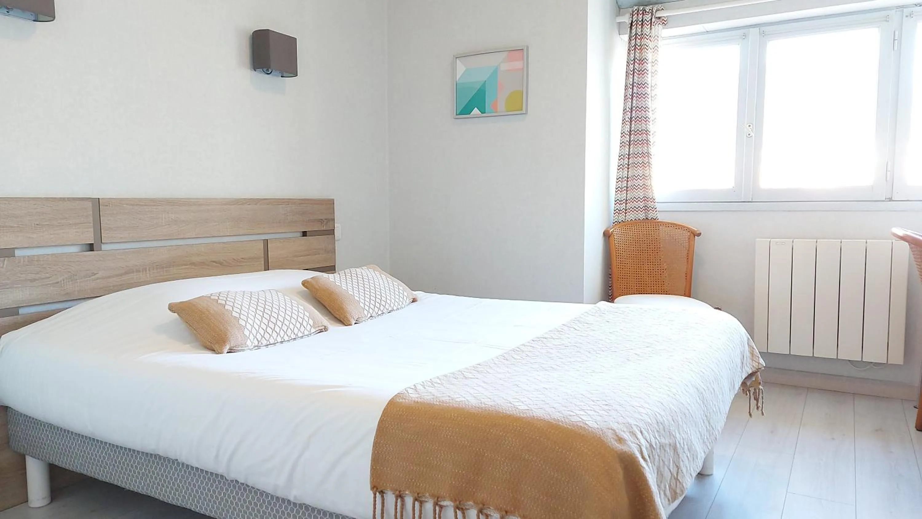 Bed in Logis Hôtel Vannes Nord Le Clos Des Hortensias