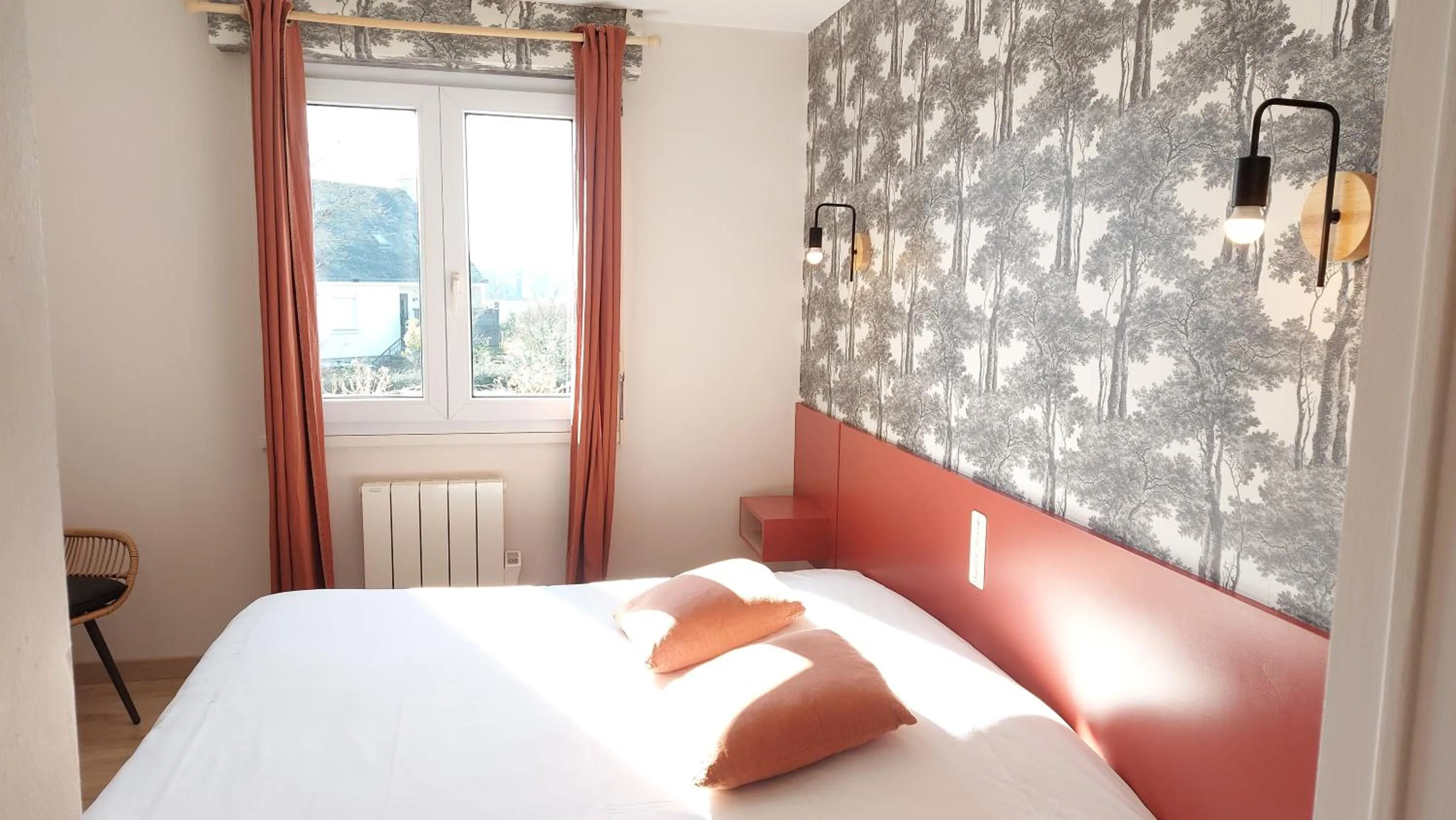 Photo of the whole room, Bed in Logis Hôtel Vannes Nord Le Clos Des Hortensias