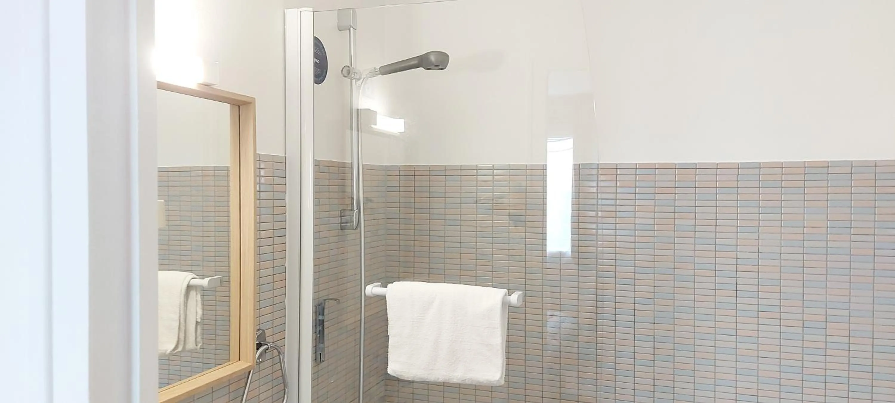 Bathroom in Logis Hôtel Vannes Nord Le Clos Des Hortensias