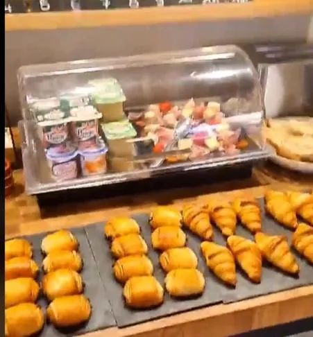 Breakfast in Logis Hôtel Vannes Nord Le Clos Des Hortensias