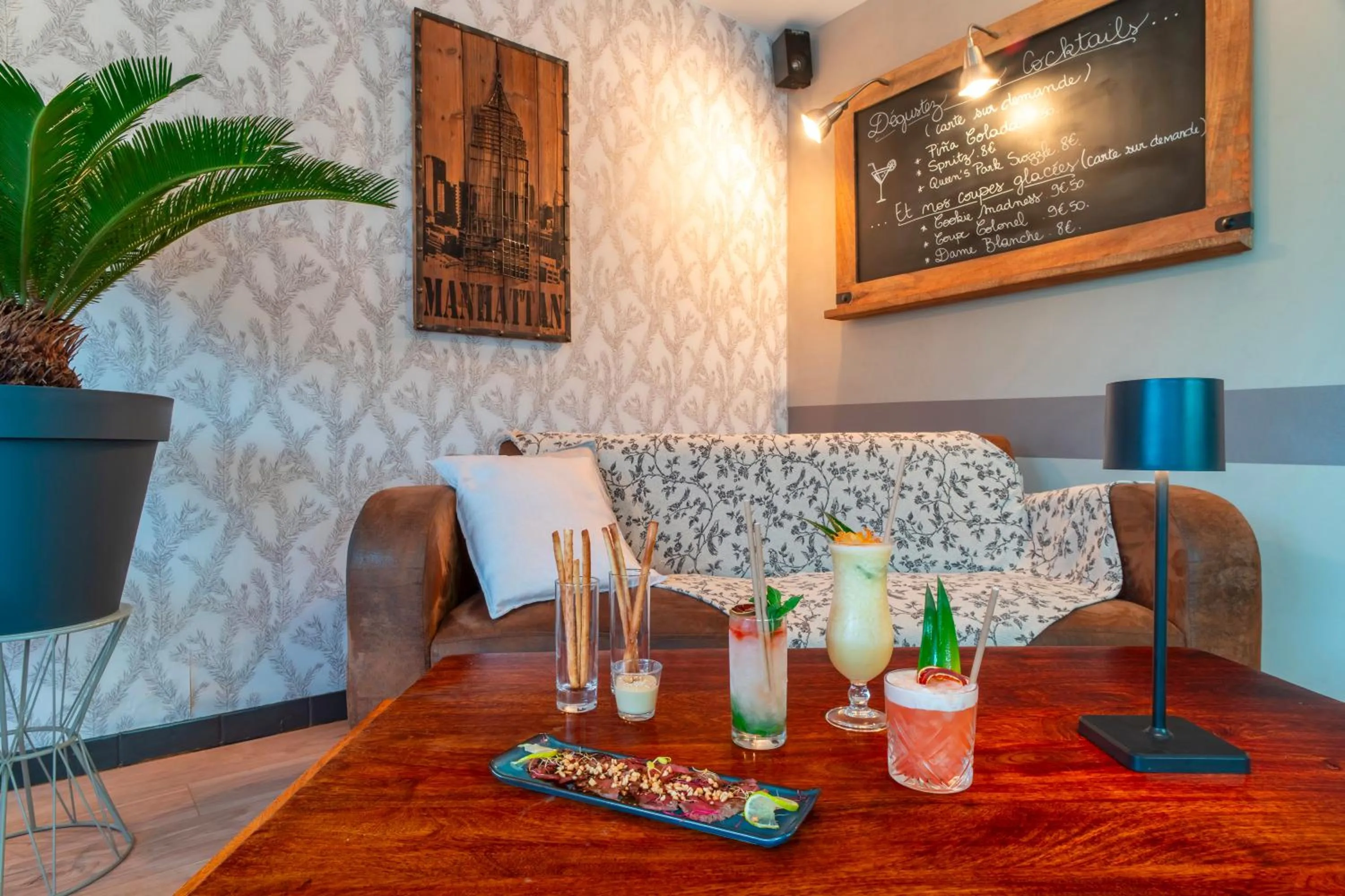 Lounge or bar in Logis Hôtel Vannes Nord Le Clos Des Hortensias