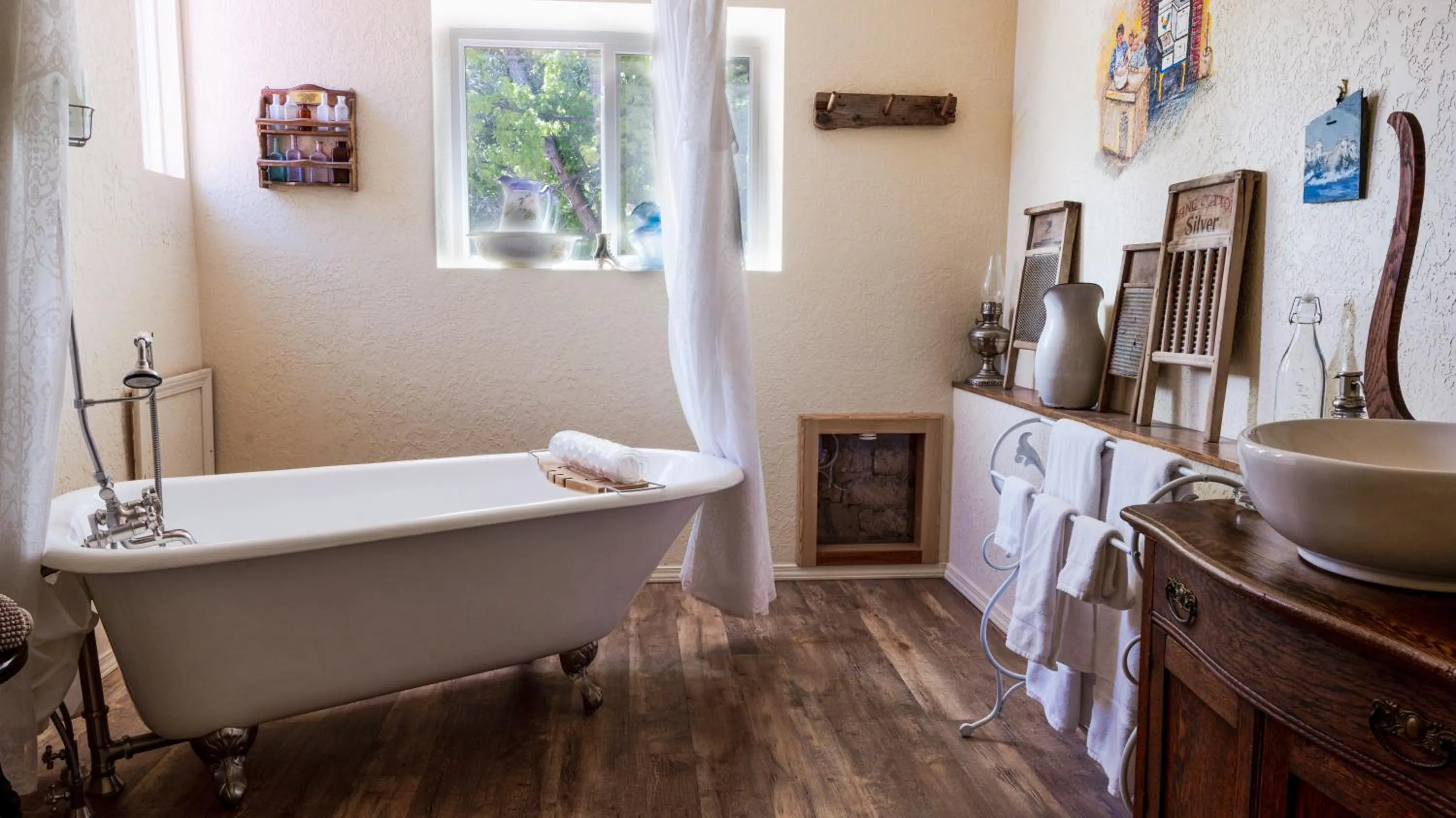 Bathroom in Red Horse Bed and Breakfast