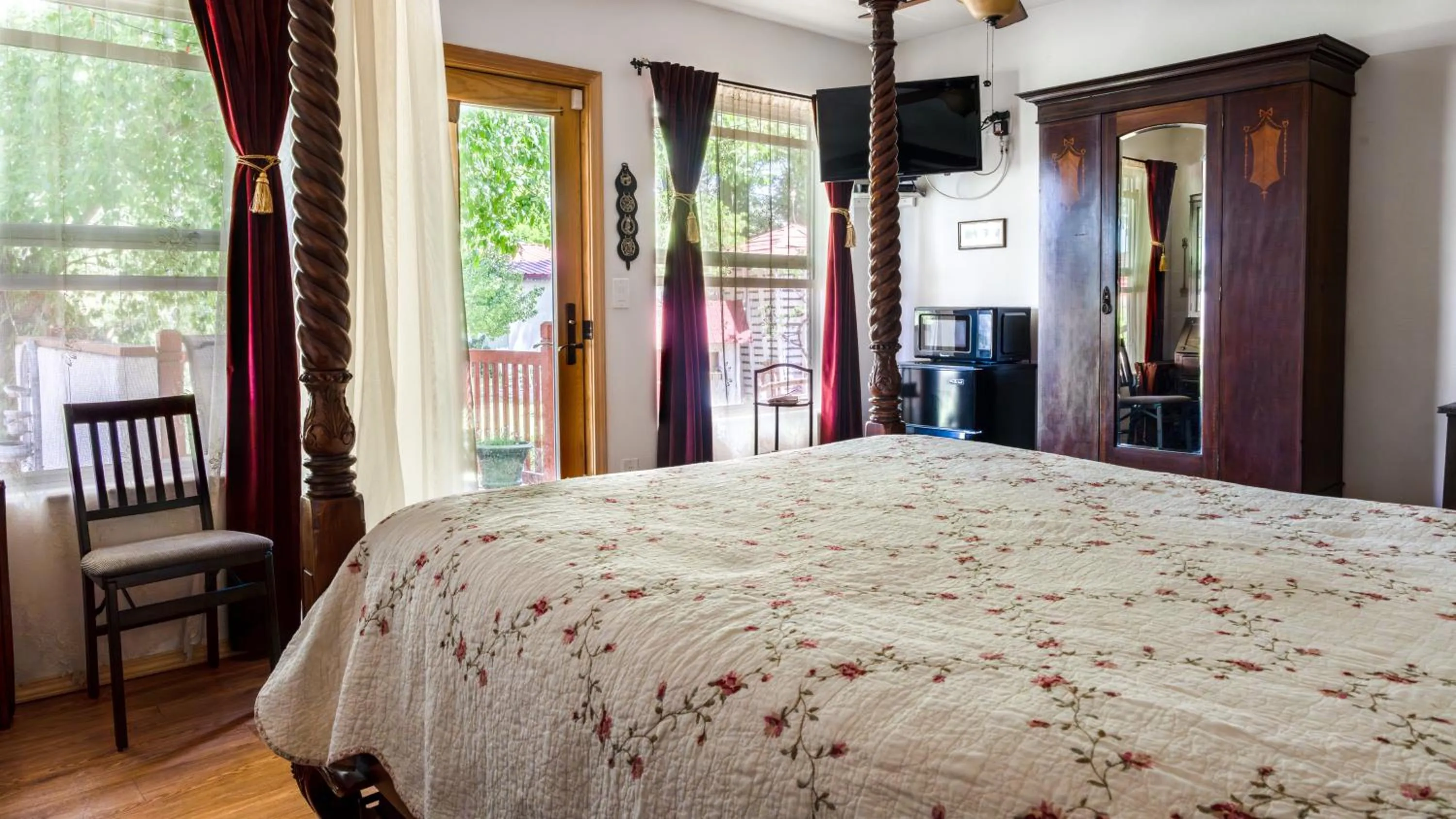 Bed in Red Horse Bed and Breakfast