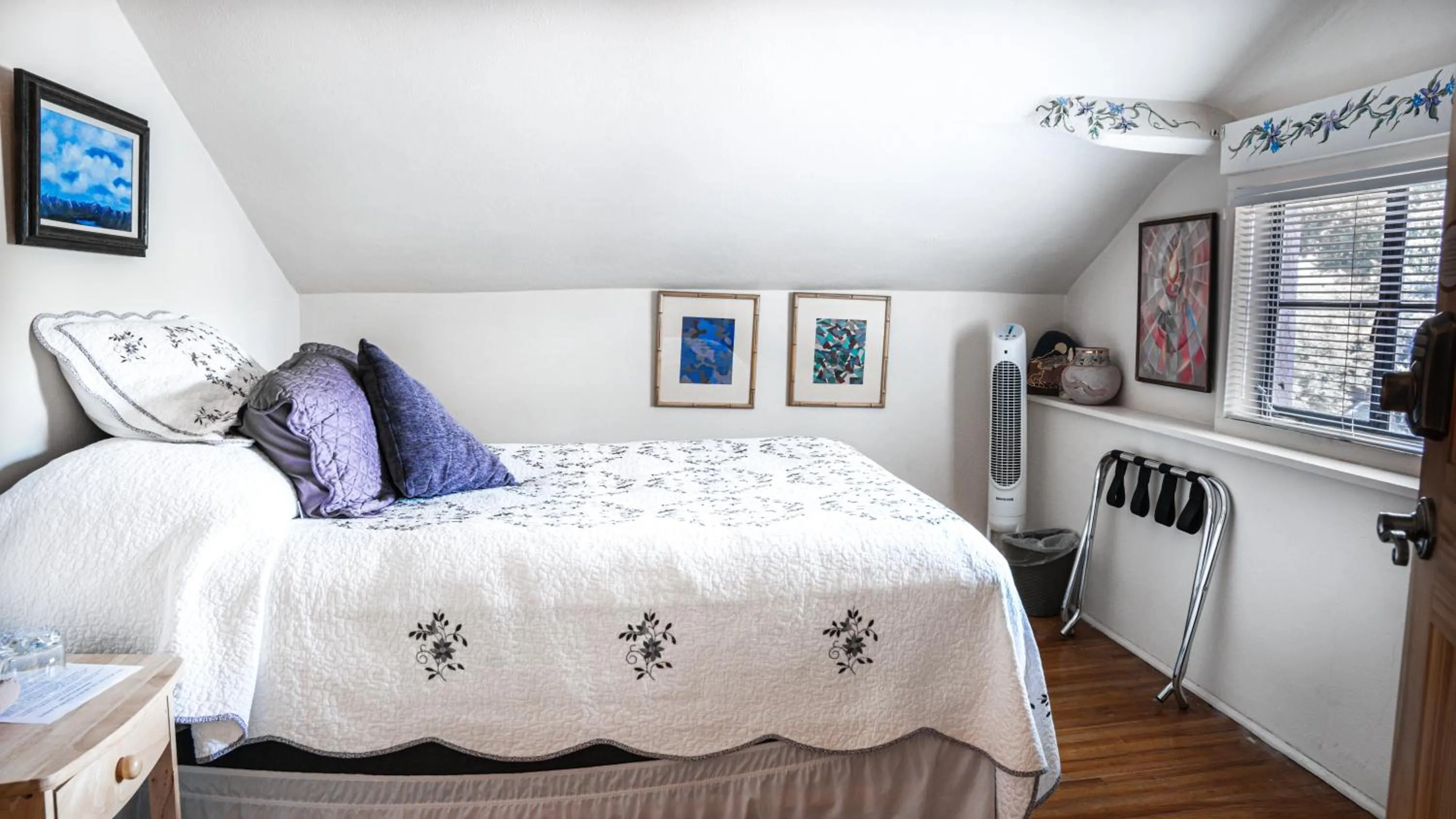 Bed in Red Horse Bed and Breakfast