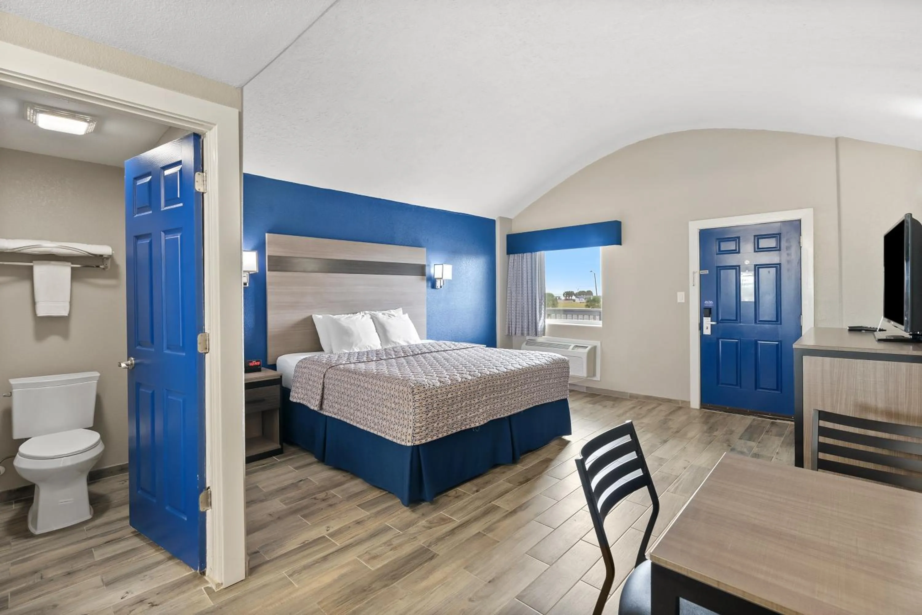 Toilet, Bed in Blue Wave Inn